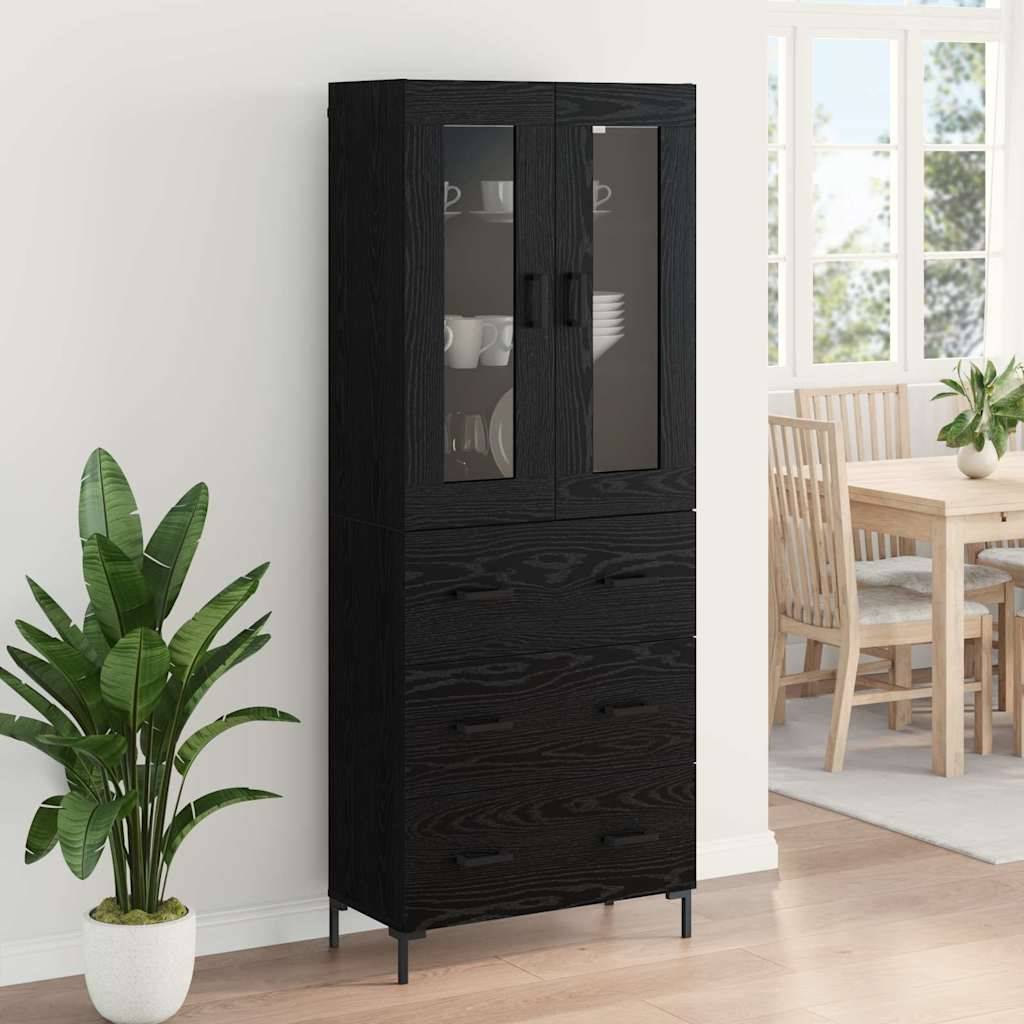 Ein hohes, schwarzes Holzschrank mit Glastüren und mehreren Schubladen steht in einem hellen Essbereich mit Tisch, Stühlen und großem Fenster.
