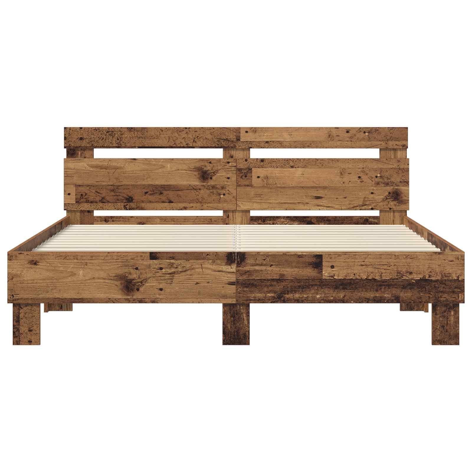 Holzbettrahmen mit rustikaler Oberfläche, ausgestattet mit einer Lattenrost-Kopf- und Fußwand. Der Rahmen hat ein robustes und schlichtes Design.