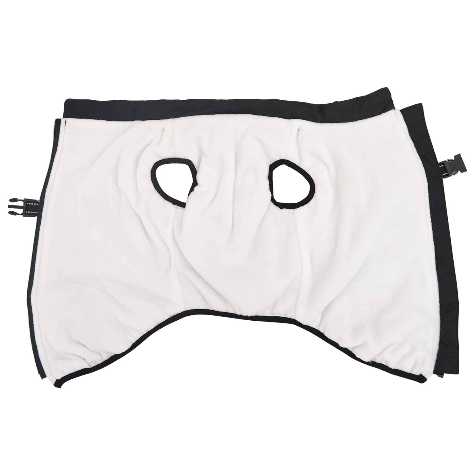 Eine weiß-schwarze Fleece-Pferdemaske mit zwei Augenlöchern und einem seitlichen Riemen zum Befestigen.