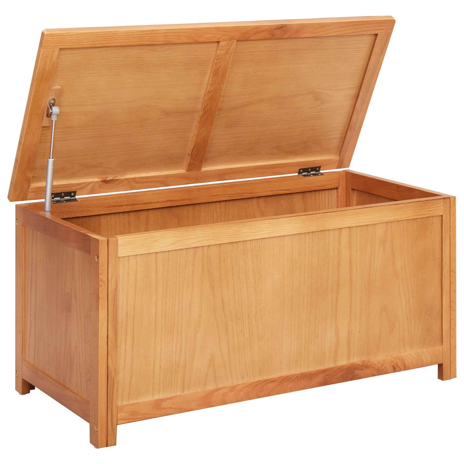 Eine offene Holztruhe mit schlichtem Design, mit hervorgehobener Klappdeckelkonstruktion und geräumigem Innenraum, geeignet zur Aufbewahrung.