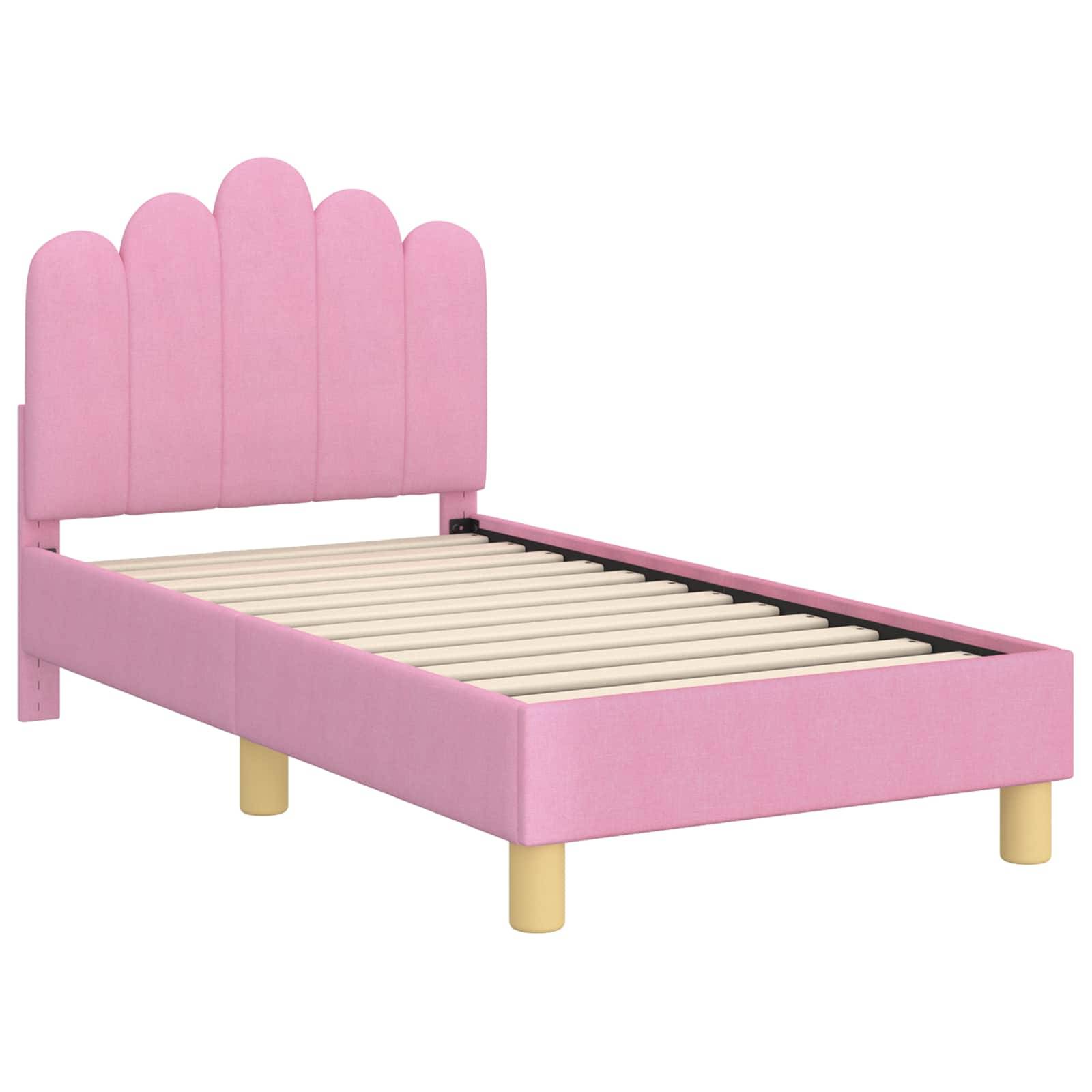 Ein rosa Einzelbettgestell mit geschwungener Kopfseite und Holzbeinen, ausgestattet mit Latten zur Matratzenunterstützung, vor einem weißen Hintergrund präsentiert.