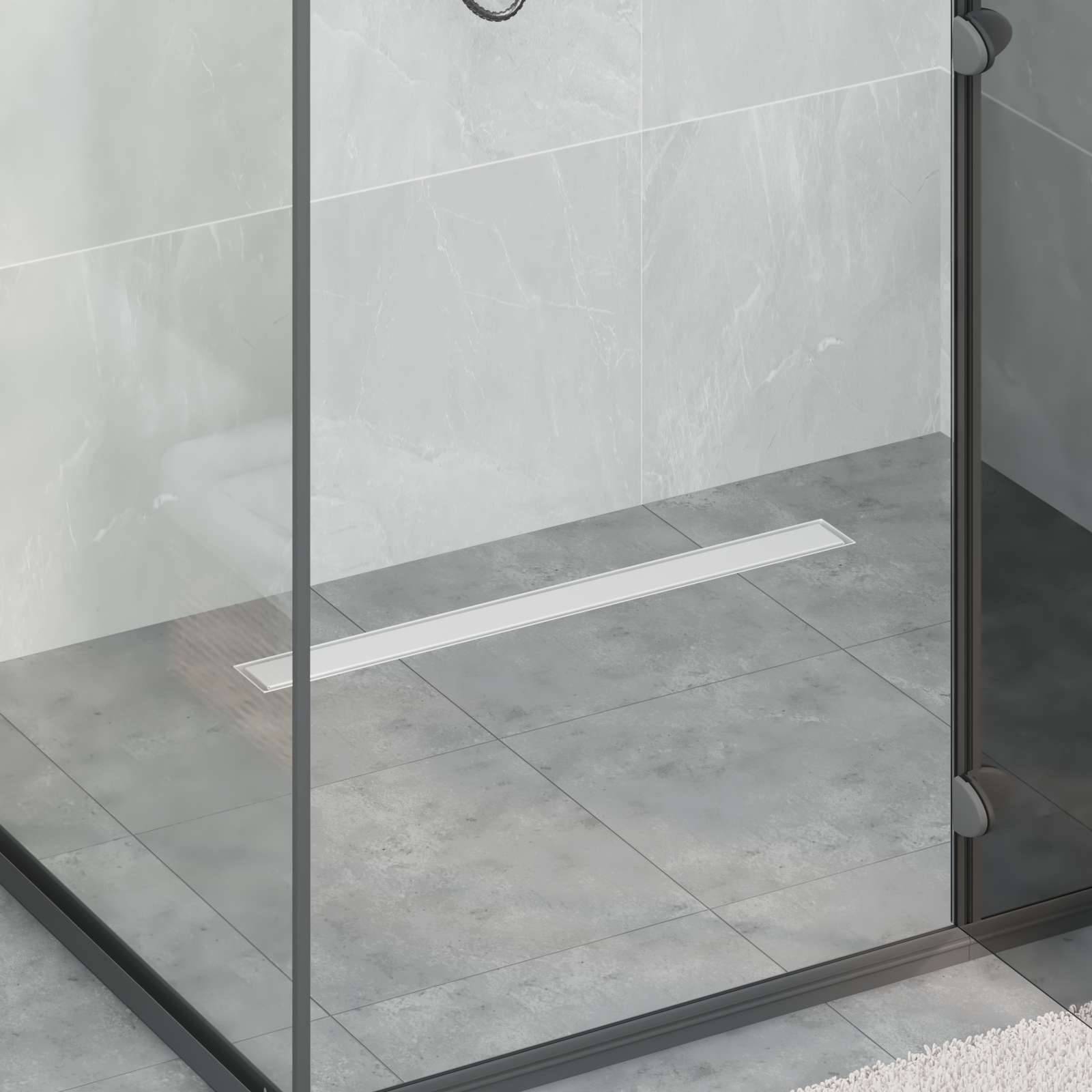 Glasduschenkabine mit einem modernen Chromtürgriff, vor grauen Fliesenwänden und -boden, ausgestattet mit einem rechteckigen Linearablauf.