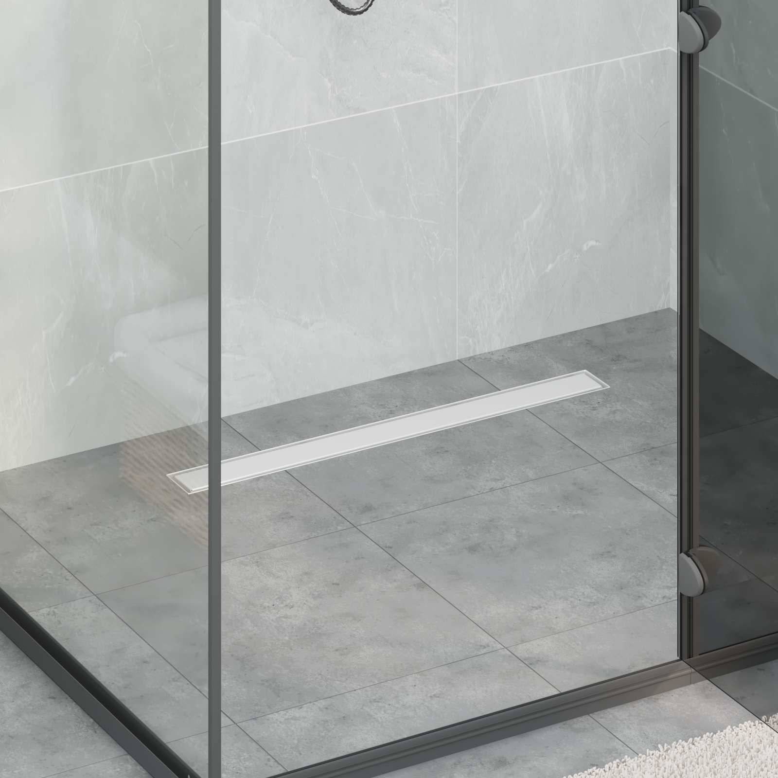 Glasduschkabine mit schwarzen Rahmen, eingebaut in einem modernen Badezimmer. Sie verfügt über einen linearen Ablauf auf dem gefliesten Boden, der einen eleganten Look schafft.