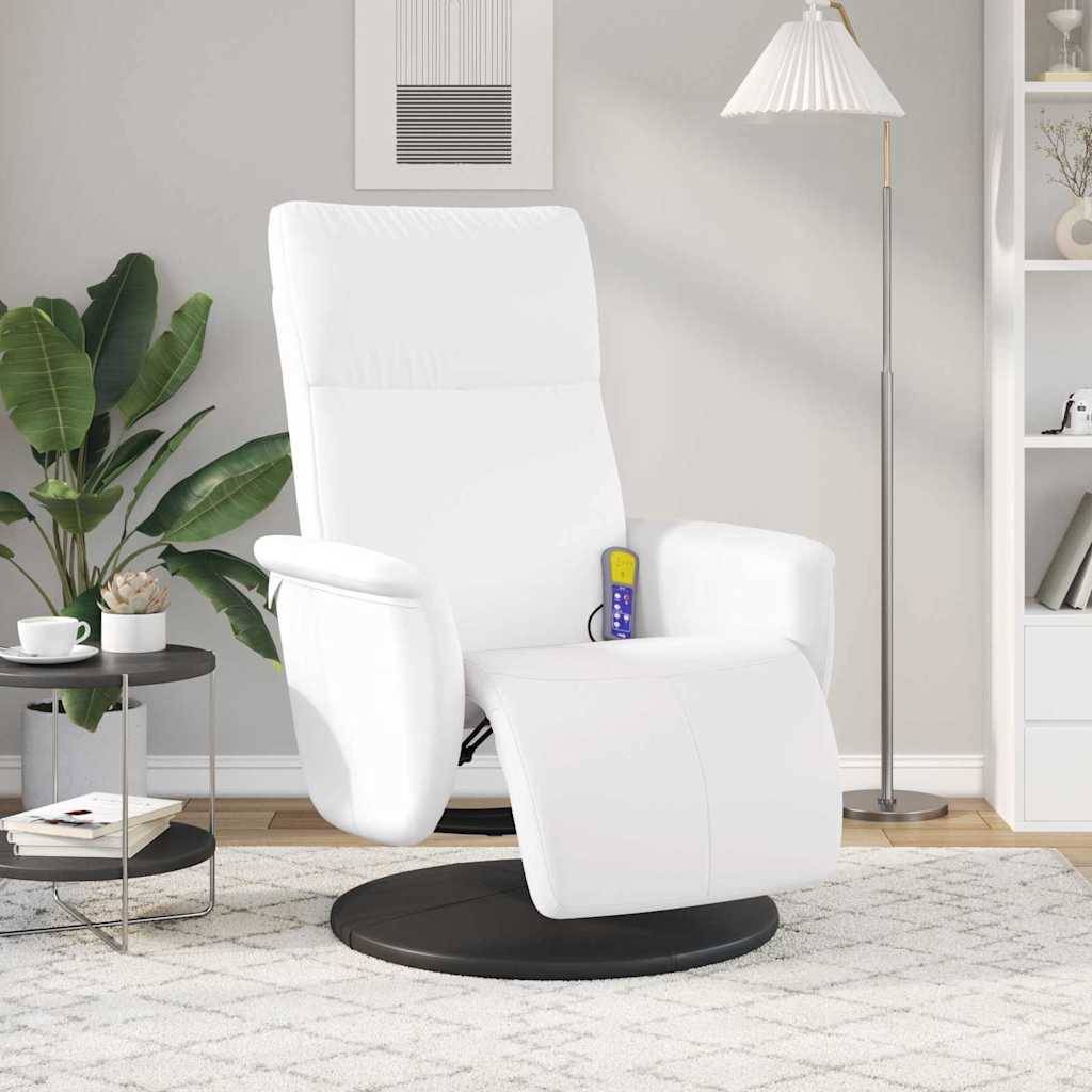 Ein moderner weißer Relaxsessel in einem Wohnzimmer mit einer Stehlampe, Topfpflanzen und Bücherregalen, der eine ruhige und gemütliche Atmosphäre vermittelt.