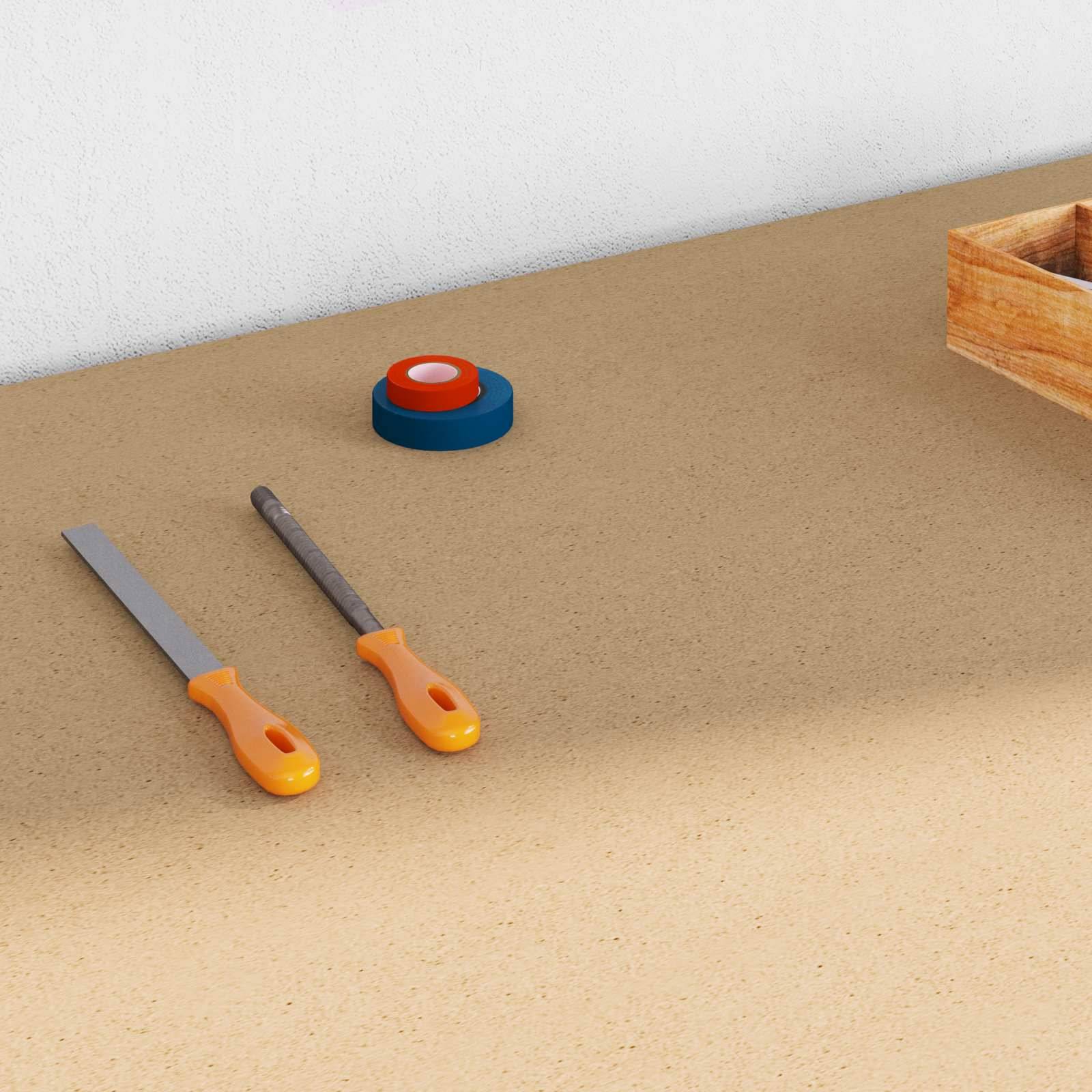 Eine Werkbank mit einer Feile, einem Schraubendreher und einem Schleifklotz links. Ein Holztablett ist rechts, alles vor einem hellen Hintergrund.