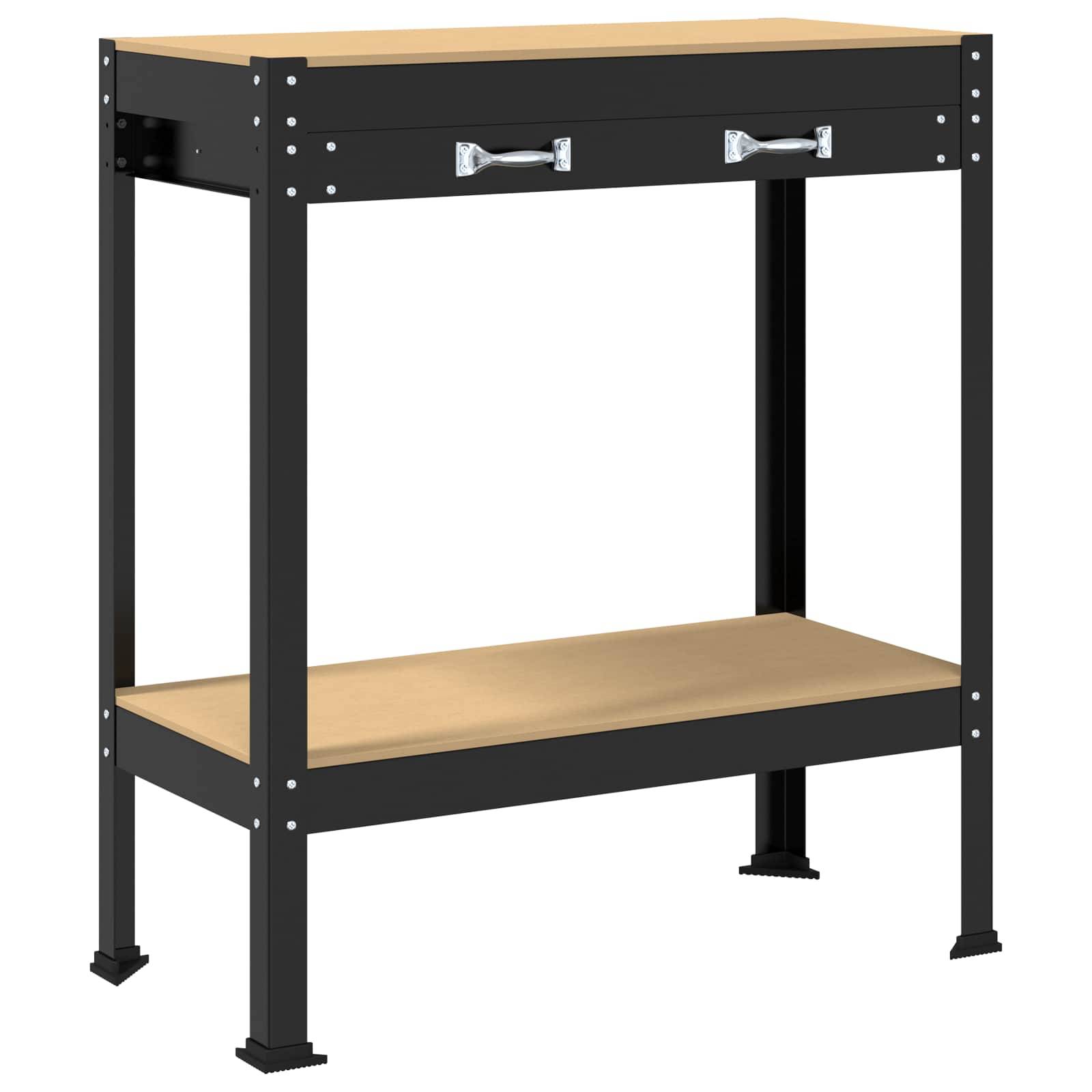 Ein Werkstatttisch mit einem Metallgestell und Holzoberflächen, ausgestattet mit einer oberen Schublade mit silbernen Griffen und einem unteren Regalboden zur Aufbewahrung.
