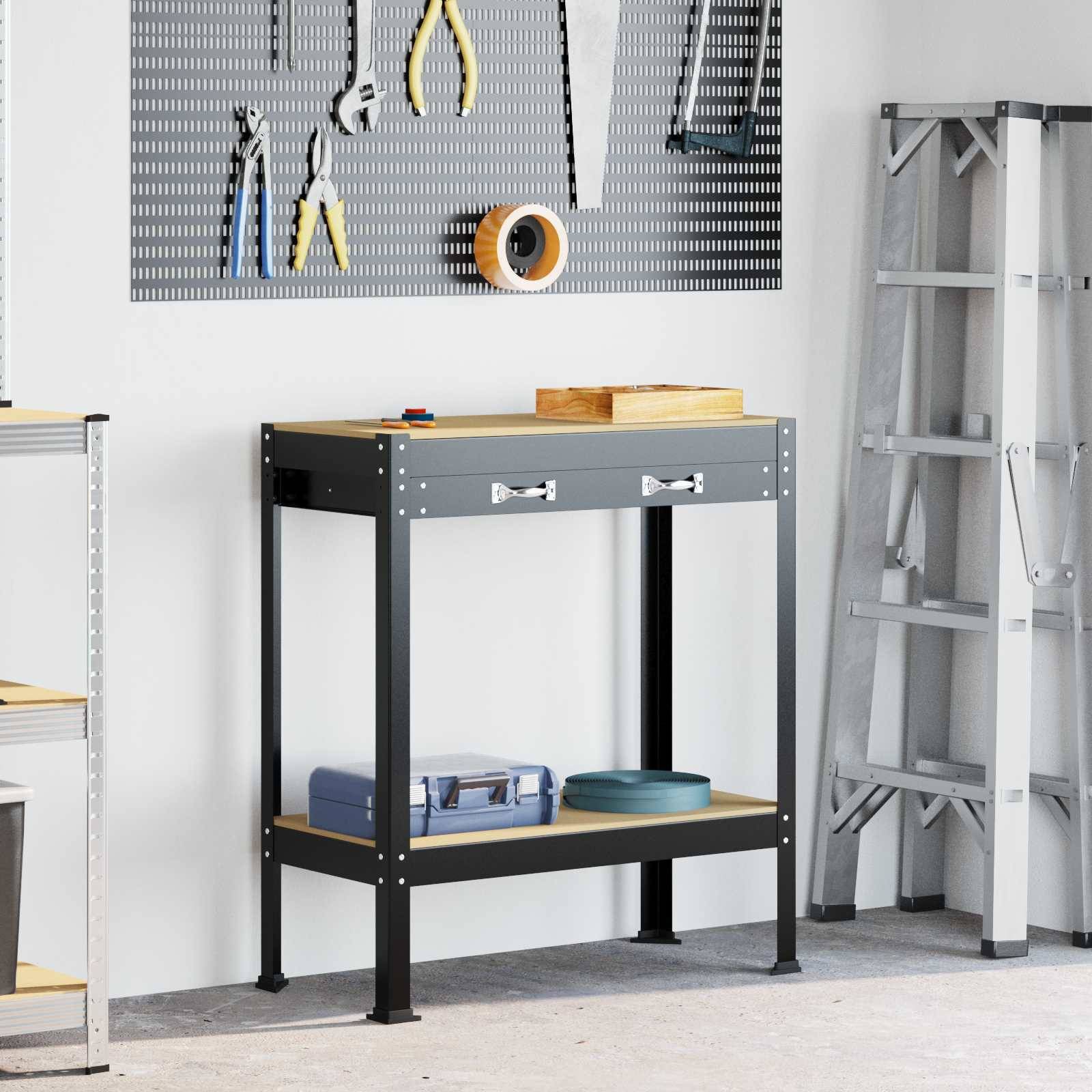 Eine Garage-Arbeitsecke mit einer Werkbank, Werkzeugen, die an einer Lochplatte hängen, einer Leiter an der Seite und Regalen mit Aufbewahrungsboxen darüber und darunter.