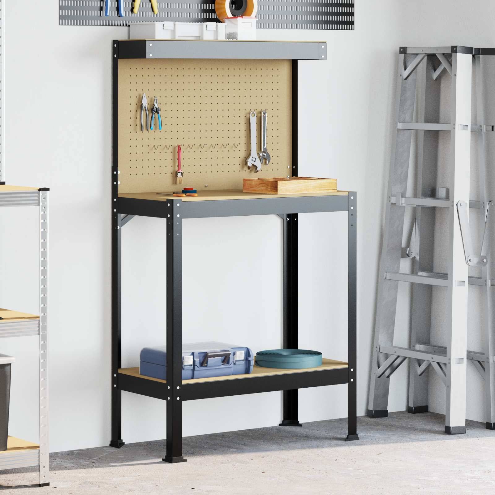Eine Metallwerkbank mit einer Lochplattenrückwand, Werkzeugen, die daran hängen, einem Stauraegal darunter und einer Leiter, die an der Wand lehnt. Werkstattumgebung.