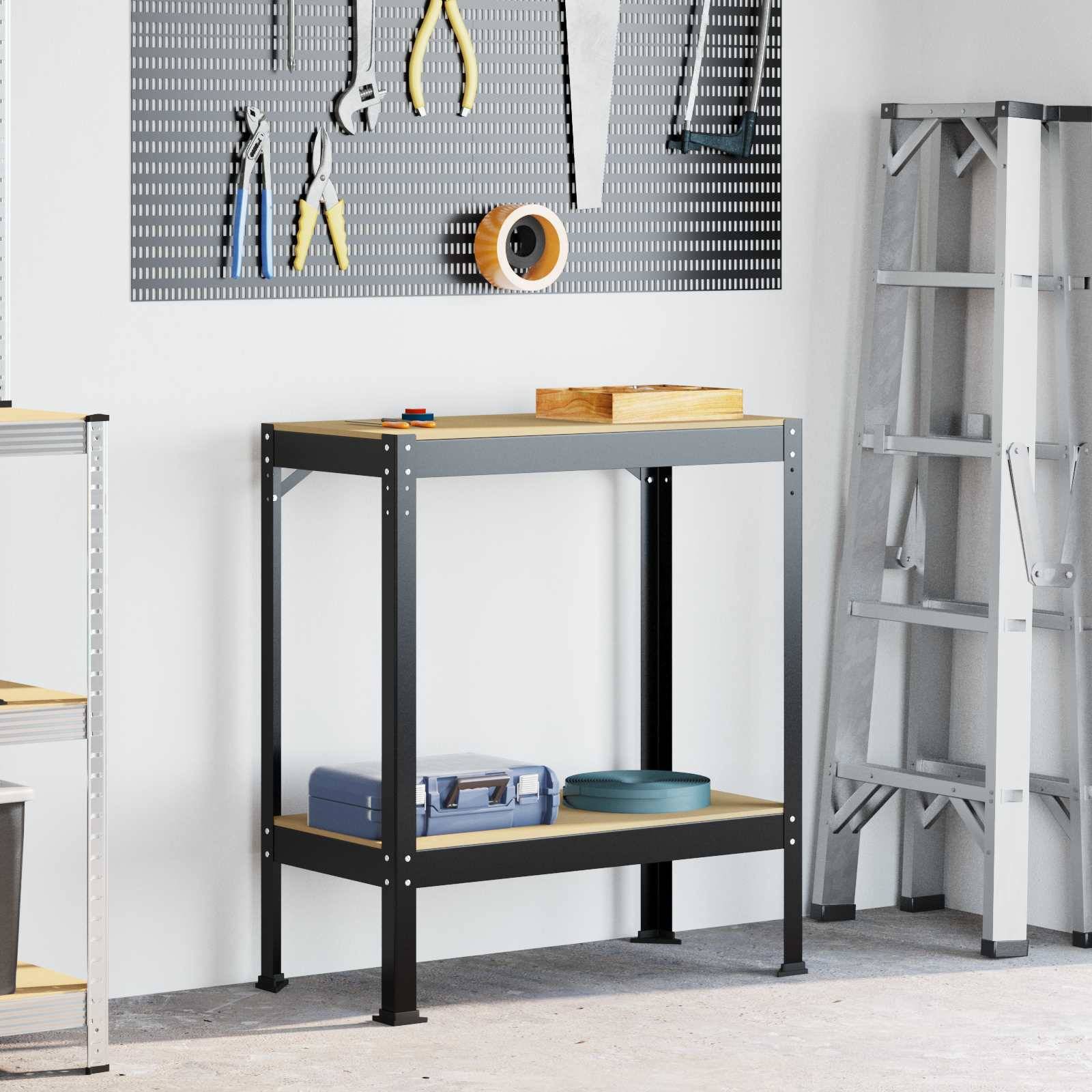 Ein Garagenarbeitsplatz mit einer Lochplatte, an der Werkzeuge hängen, einer kleinen Werkbank mit Regalen, auf denen Kisten stehen, und einer Leiter, die an der Wand lehnt.