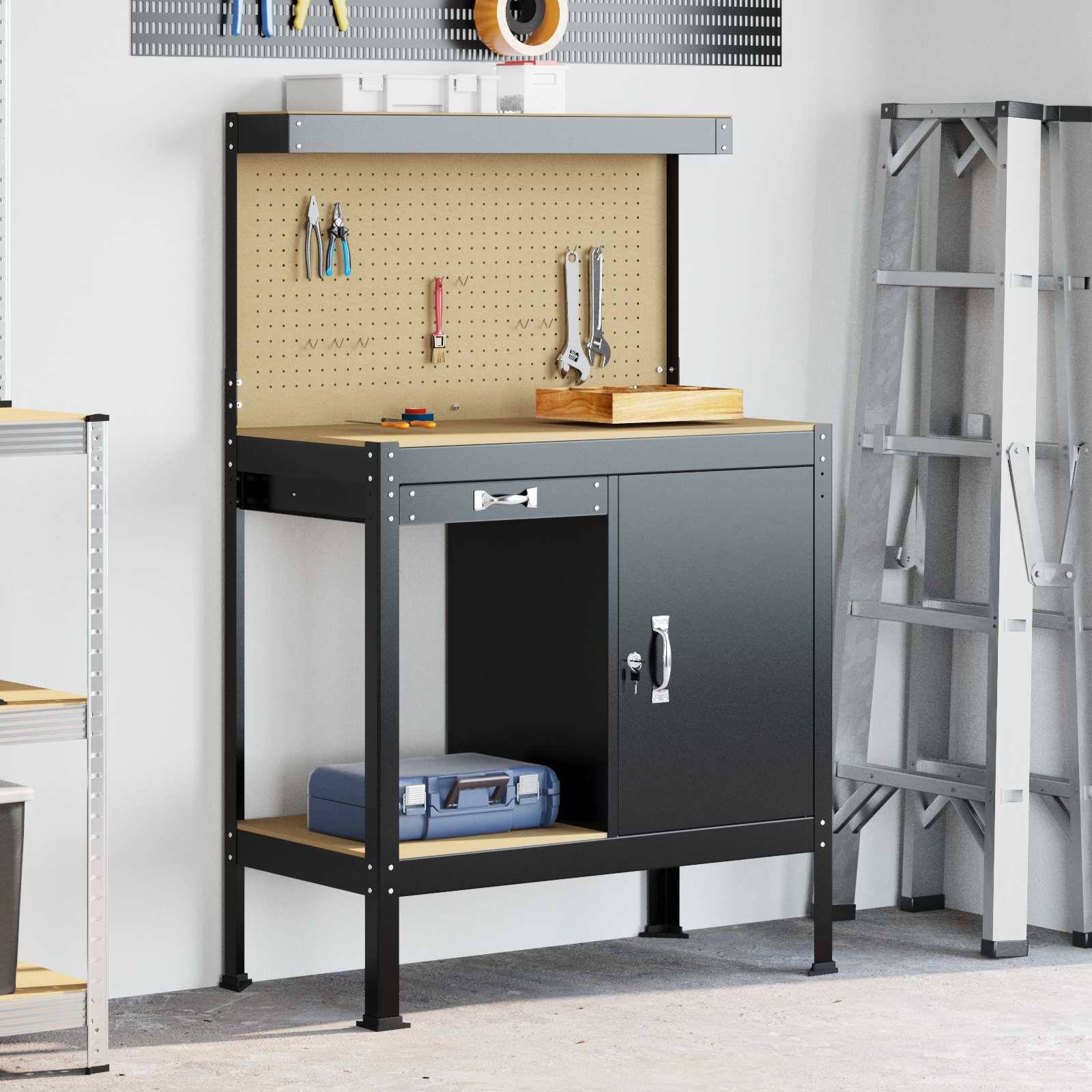 Eine Werkbank mit einer Lochplatte, an der verschiedene Werkzeuge hängen, sowie einer Schublade und einem Schrank. Im Hintergrund sind Regale und eine Leiter zu sehen.