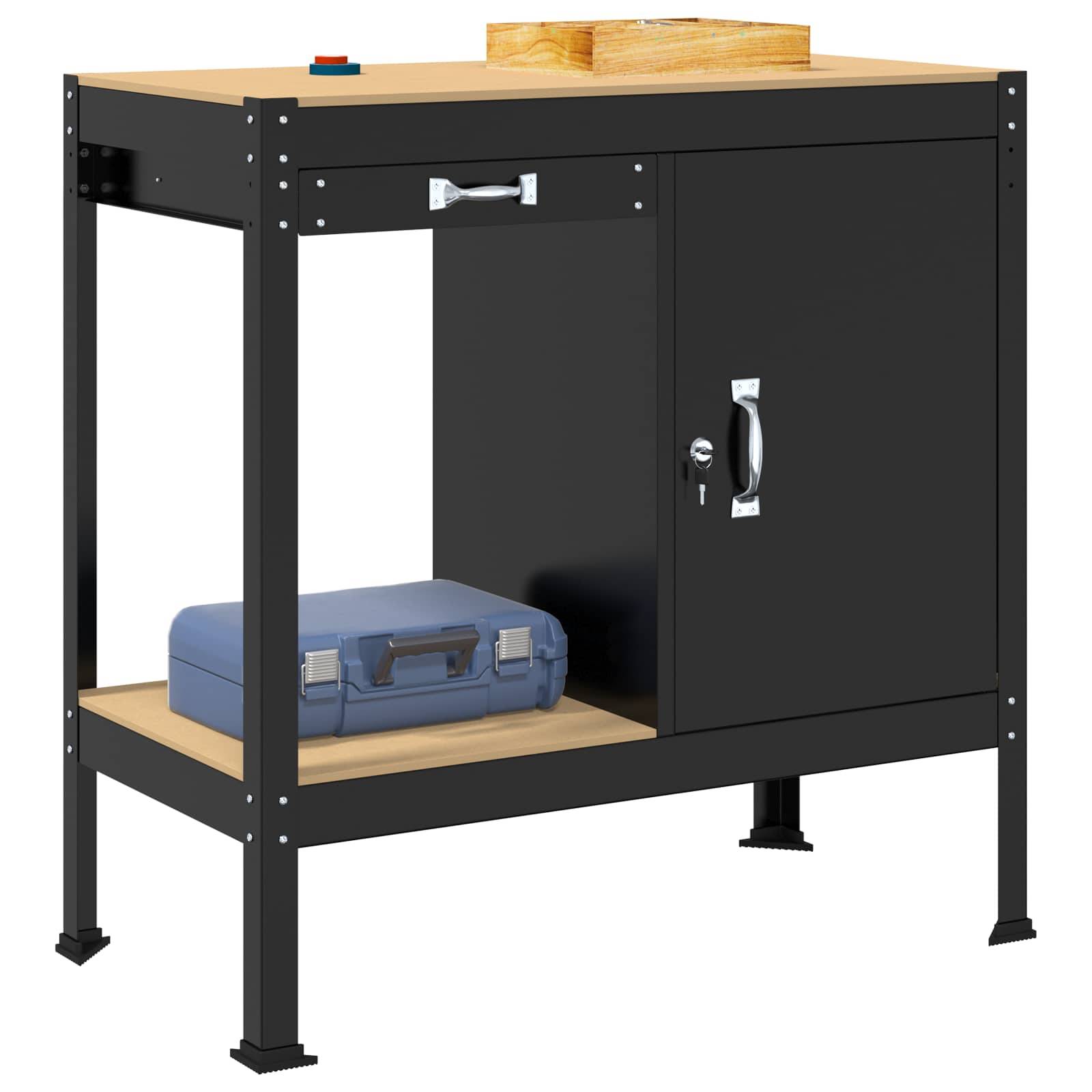 Eine schwarze und hölzerne Werkbank mit einem abschließbaren Schrank und einer Schublade, auf deren unterem Regal eine blaue Werkzeugbox steht.