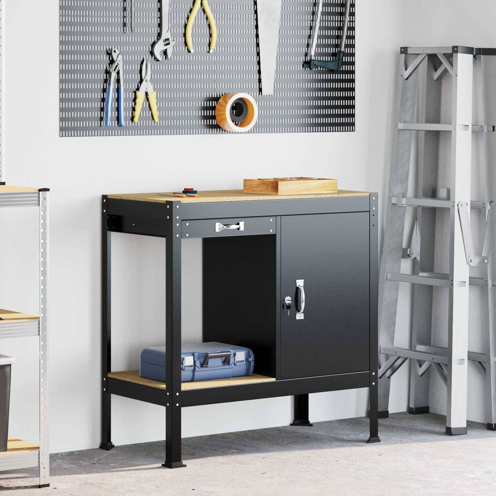 Eine Werkstattecke mit einer schwarzen Werkbank mit einer Holzarbeitsplatte, Werkzeuge, die an einem Wandregal hängen, und einer zusammengeklappten Leiter, die an der Wand lehnt.