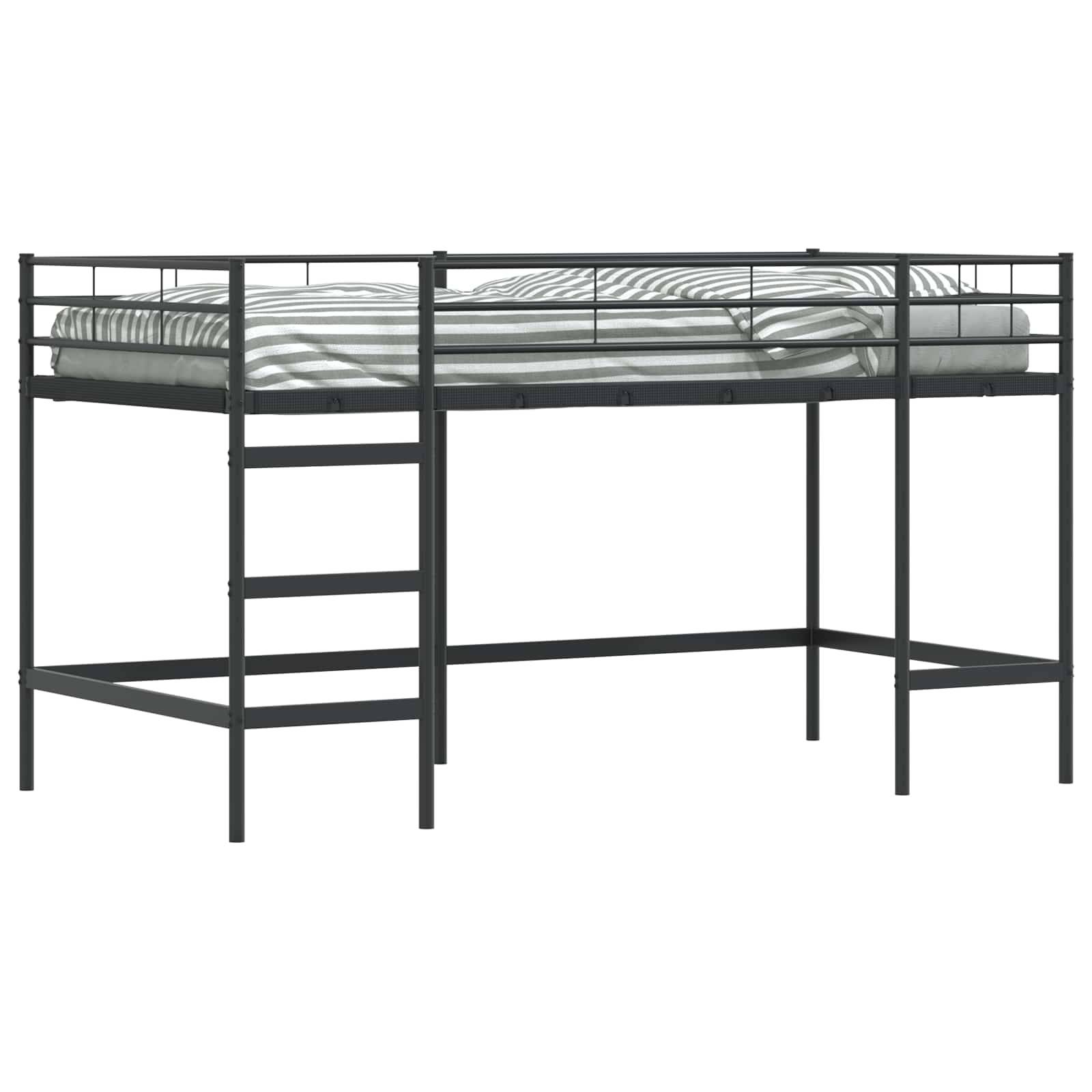 Ein schwarzes Metall-Hochbett mit gestreifter Matratze. Das Bett verfügt über eine integrierte Leiter an der Seite und eignet sich hervorragend für kleine Räume.