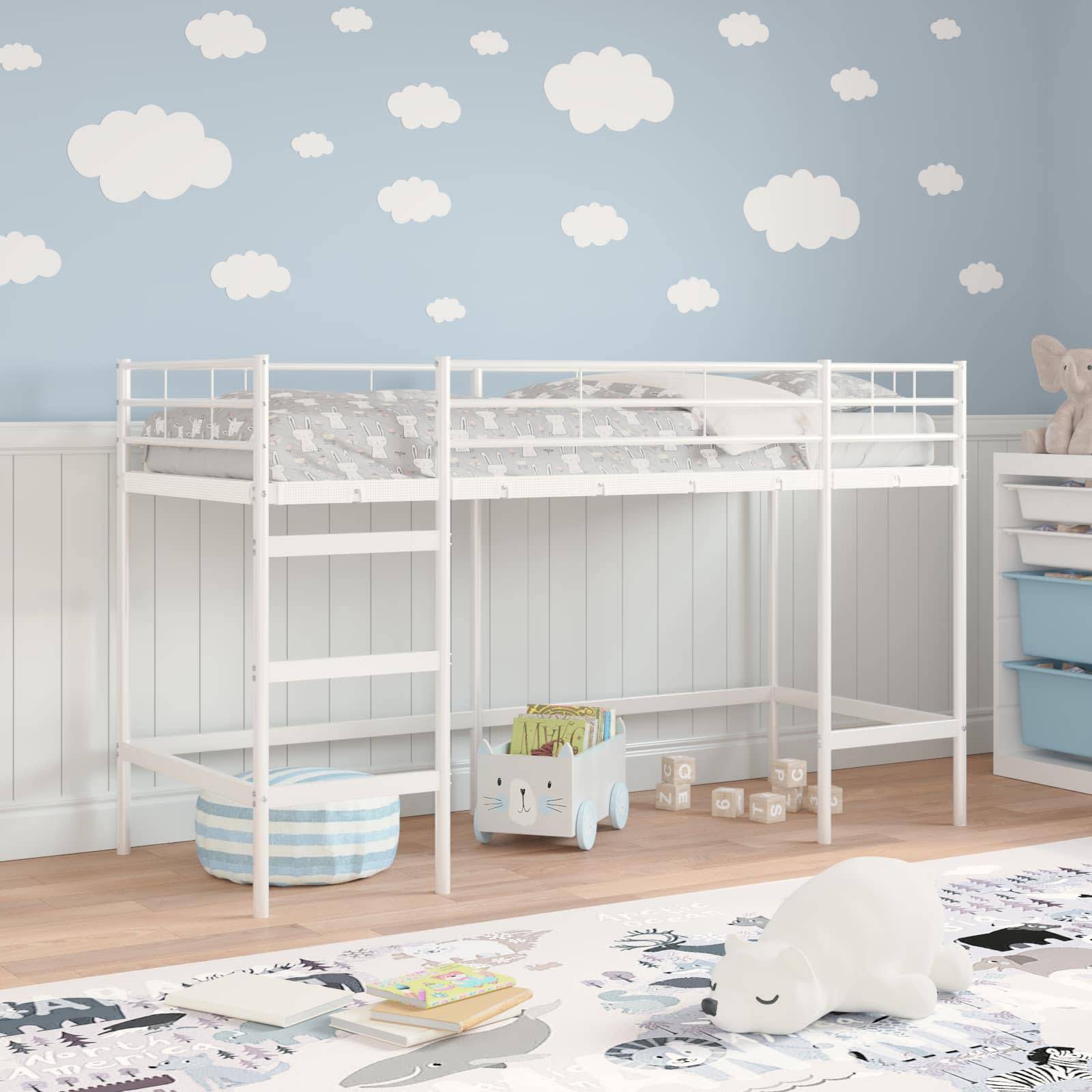 Kinderzimmer mit einem weißen Hochbett, blauen Wänden mit Wolkenmustern, Schubladen zur Aufbewahrung und einer Bodenmatte mit Tierdesigns.