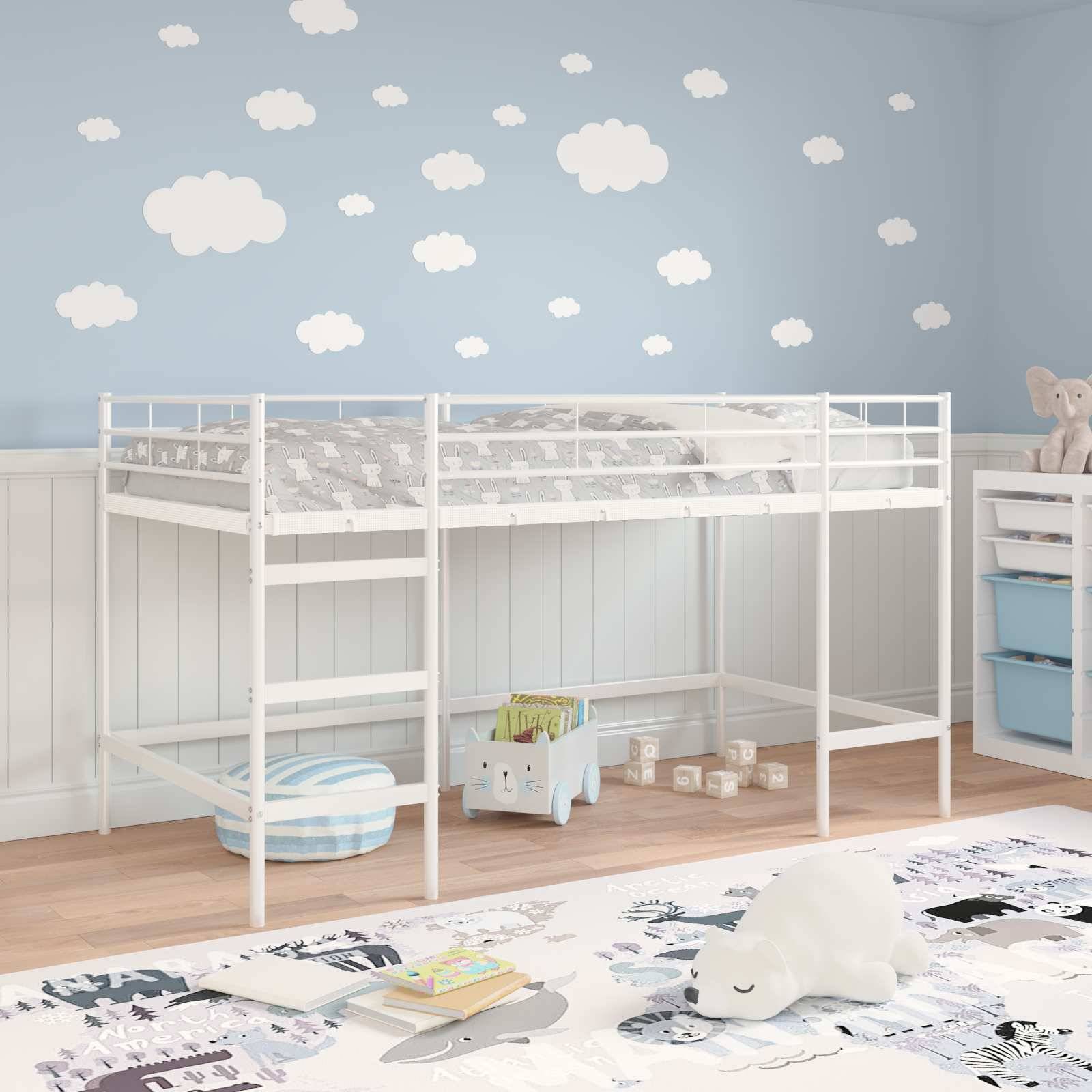 Ein Kinderzimmer mit einem weißen Hochbett an einer hellblauen Wand, die mit Wolkenaufklebern dekoriert ist. Der Boden hat einen Teppich mit Wolkenmuster.
