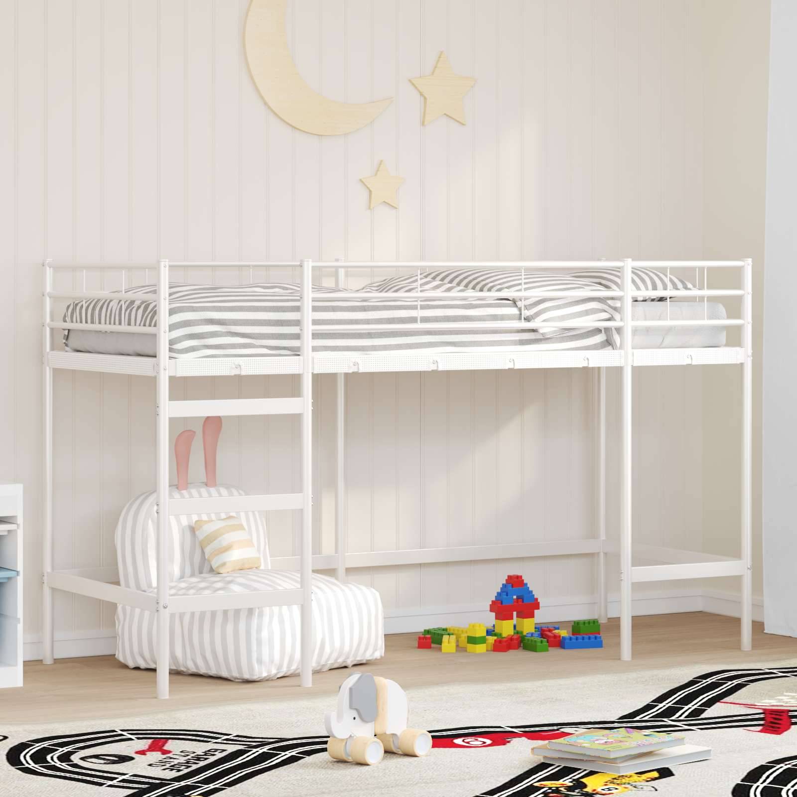 Ein Kinderzimmer mit einem weißen Hochbett, gestreifter Bettwäsche und einem Spielbereich darunter. Die Wanddekoration umfasst einen Halbmond und Sterne.