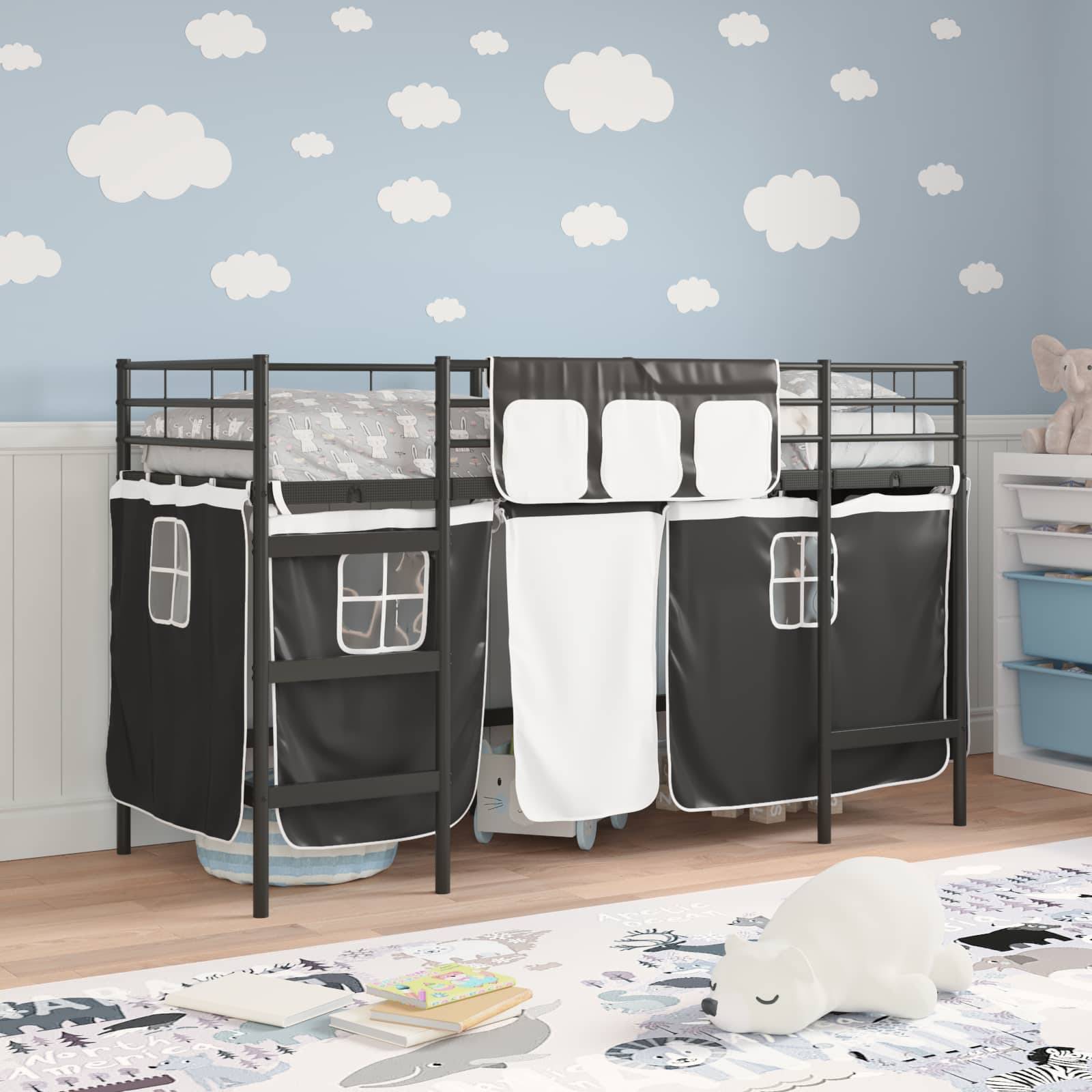 Etagenbett mit schwarzweißen Vorhängen in einem Kinderzimmer mit Wandaufklebern in Wolkenform, einer Spielzeuglagereinheit und einem kuscheligen Teppich auf dem Boden.