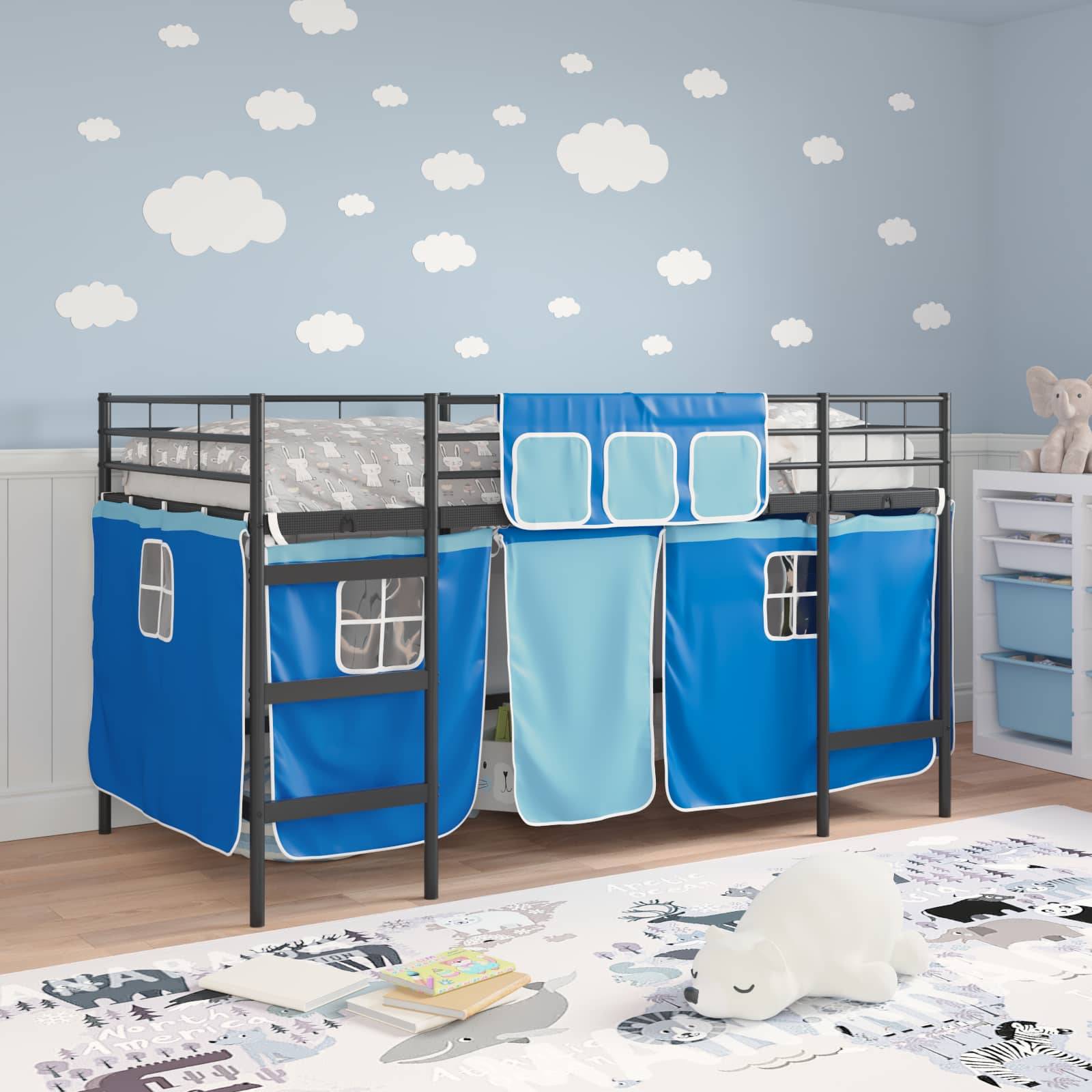 Etagenbett mit blauem Spielzelt in einem Kinderzimmer, ausgestattet mit wolkenförmiger Wanddekoration und auf dem Boden verstreuten Spielzeugen.