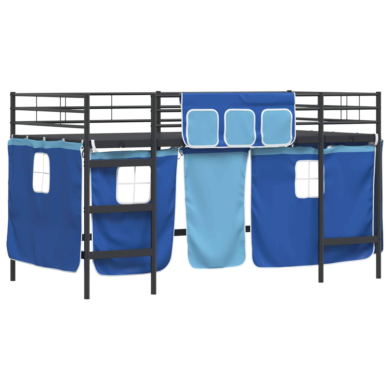 Hochbett mit angebrachter Leiter, ausgestattet mit blauen Stoffvorhängen mit Fensterausschnitten, die darunter einen kleinen Spielbereich schaffen.