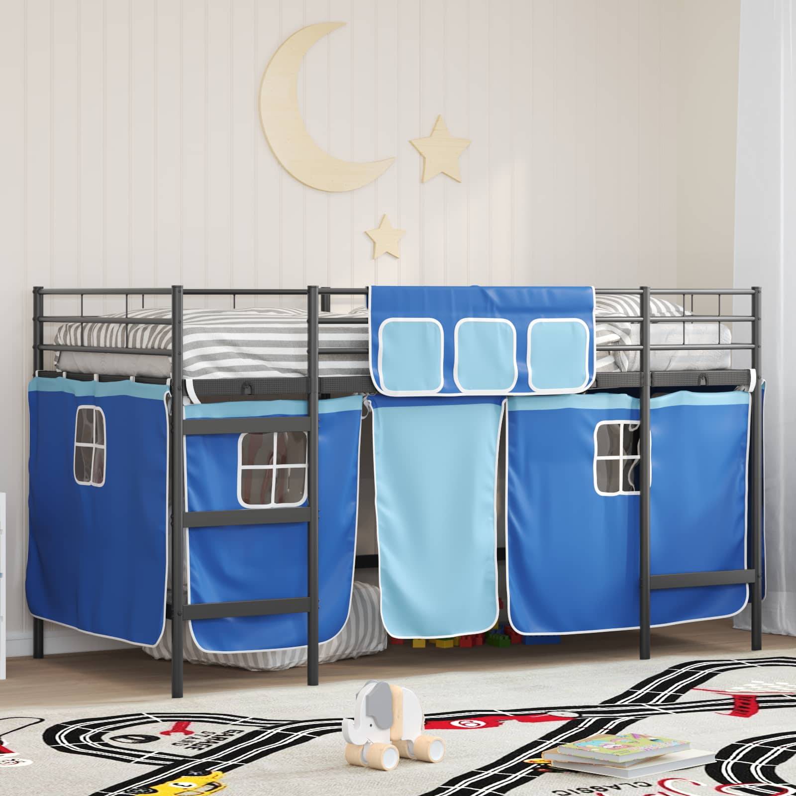 Ein Kinderzimmer mit einem Hochbett mit blauen Vorhängen, die ein Haus mit Fenistern ähneln. Ein Spielzeug, das auf einer Spielmatte mit Straßen liegt.