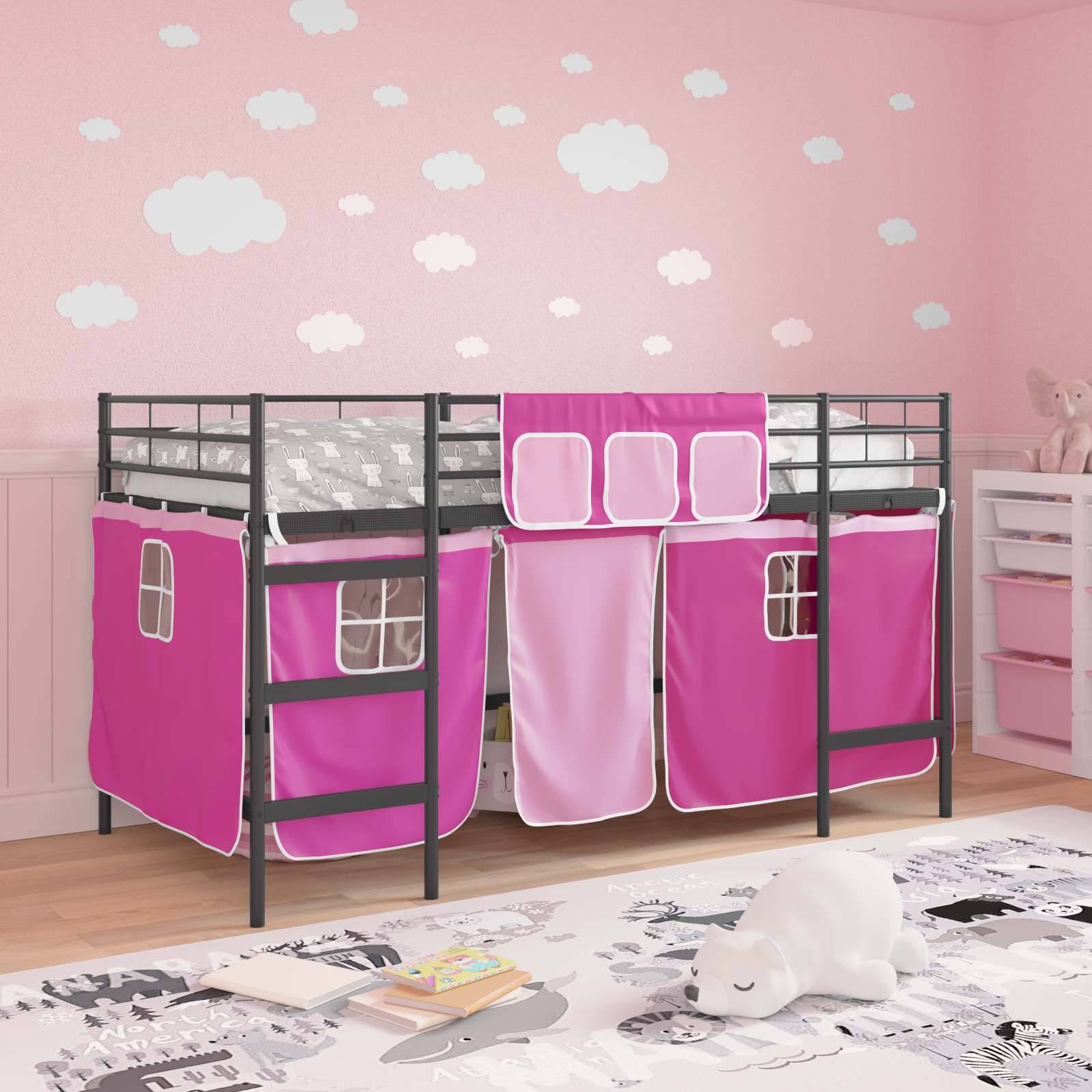 Ein Kinderzimmer mit einem Hochbett mit rosa Vorhängen, einer Rutsche und einer Leiter. Das Zimmer hat Wolkenaufkleber an rosa Wänden und einen grau gemusterten Teppich.