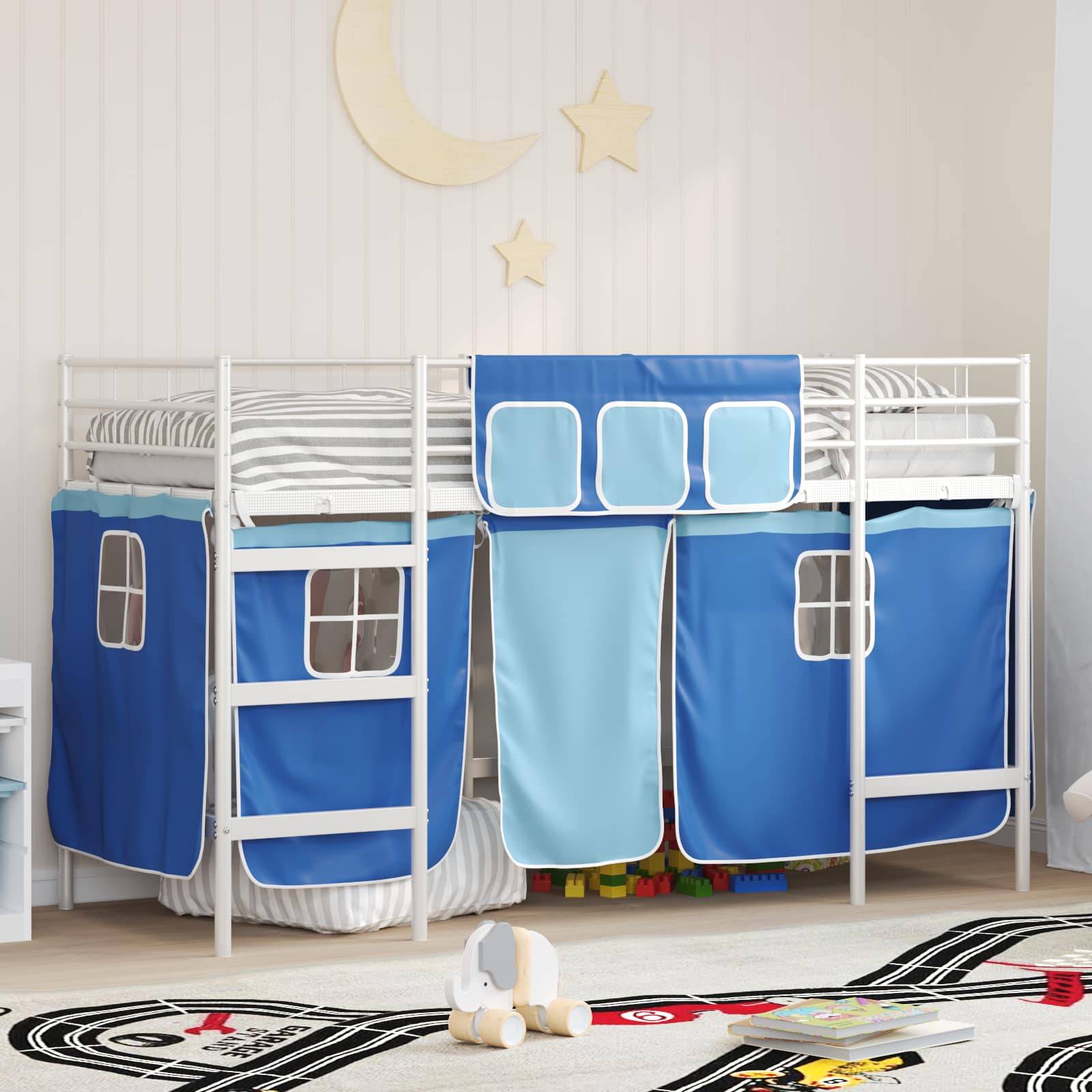Ein Etagenbett für Kinder mit einem blauen Spielvorhang und einer Leiter steht in einem Zimmer mit Stern- und Mond-Wanddekorationen und ist auf einem Teppich mit Straßenmotiv platziert.