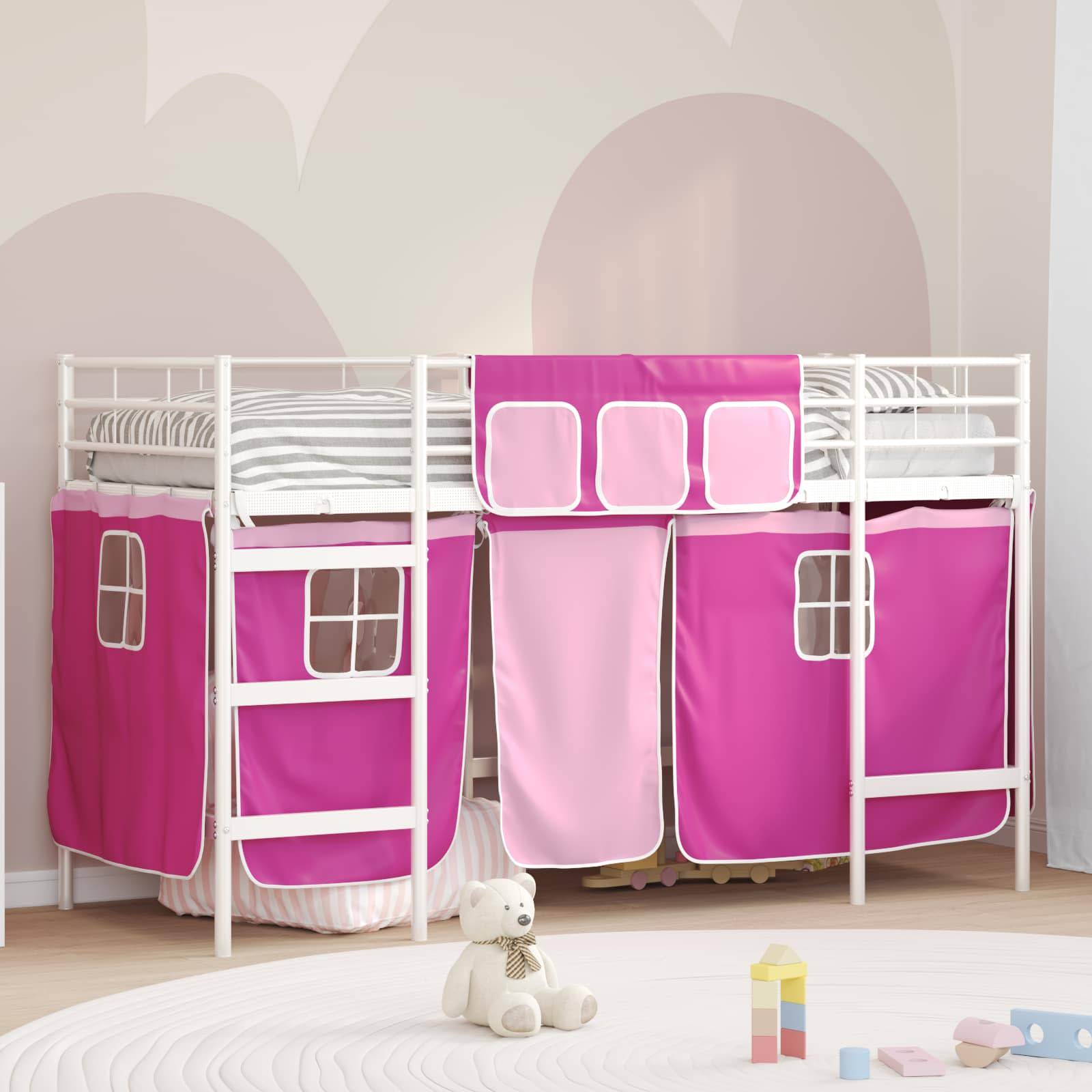 Ein Etagenbett für Kinder mit einer gestreiften Obermatratze und einem Spielbereich darunter mit lebhaften rosa Vorhängen, komplett mit Fensterdesigns. Ein Plüschtier und Holzblöcke liegen auf dem Boden.