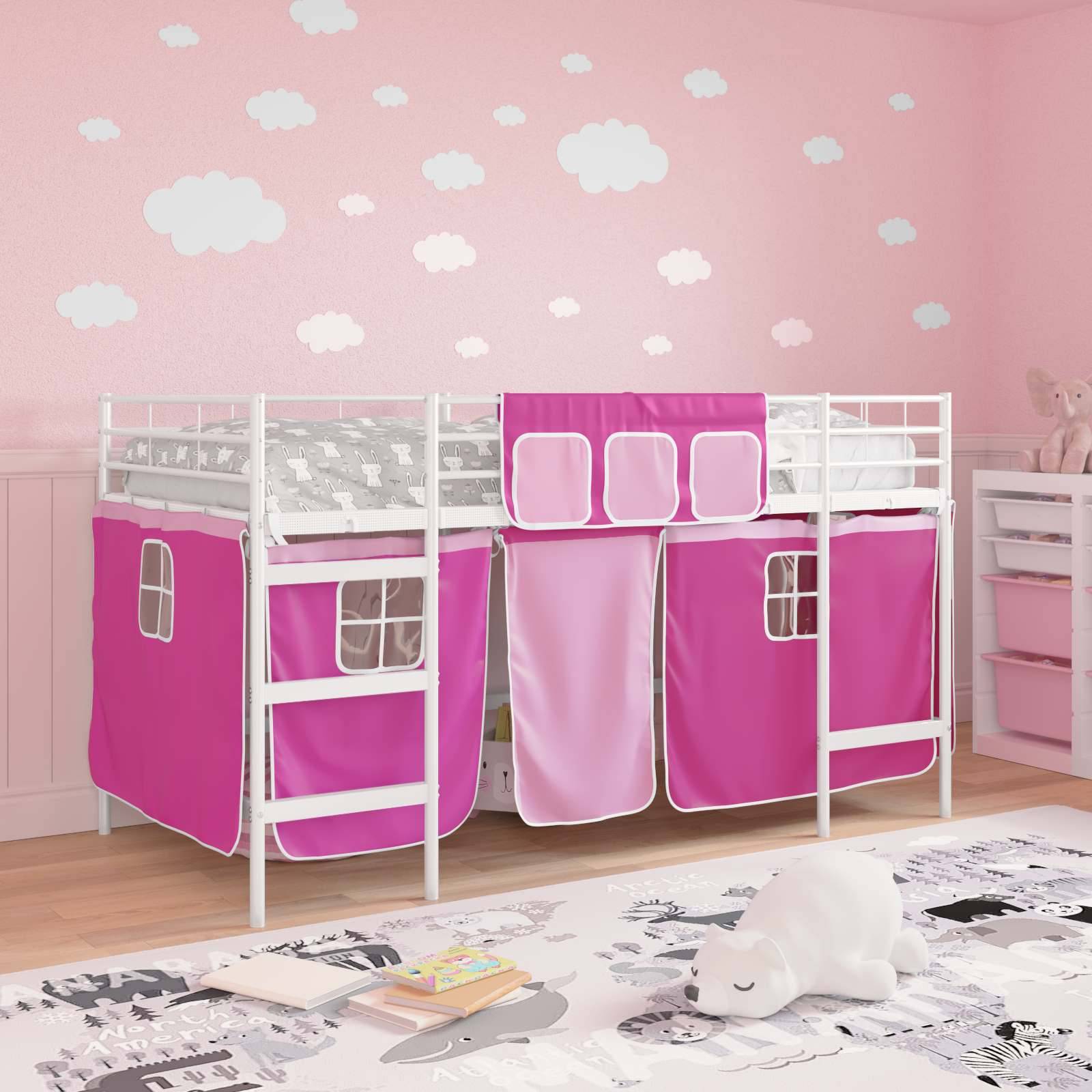 Ein weißes Etagenbett mit rosa Stoffvorhängen und Wolkenmustern an den Wänden, eingerichtet in einem Kinderzimmer mit einem Teppich im Cartoon-Design.