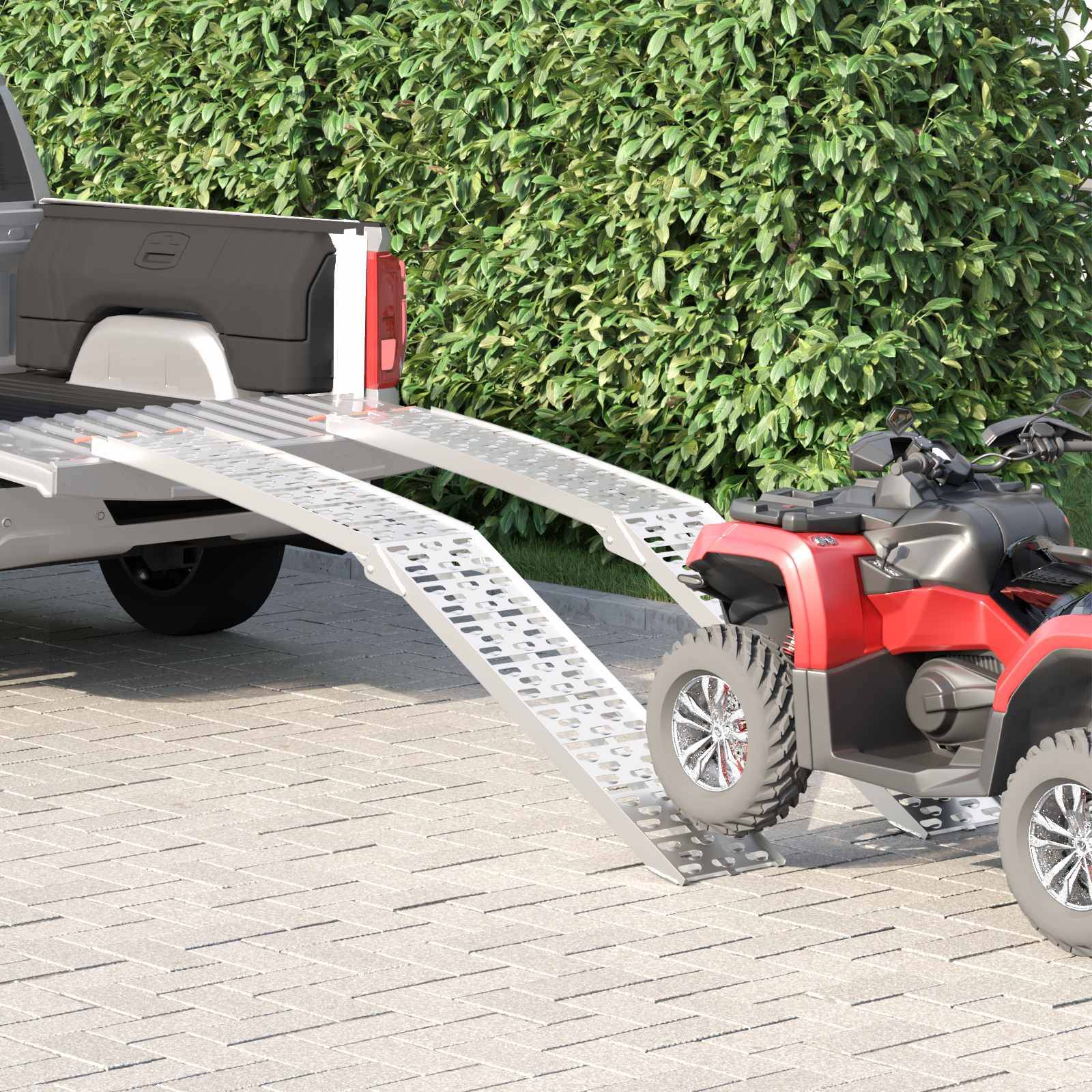 Ein rotes ATV wird mittels Metallrampen auf die Ladefläche eines Pickup-Trucks verladen. Die Szene spielt sich im Freien ab, wobei Grünpflanzen im Hintergrund zu sehen sind.