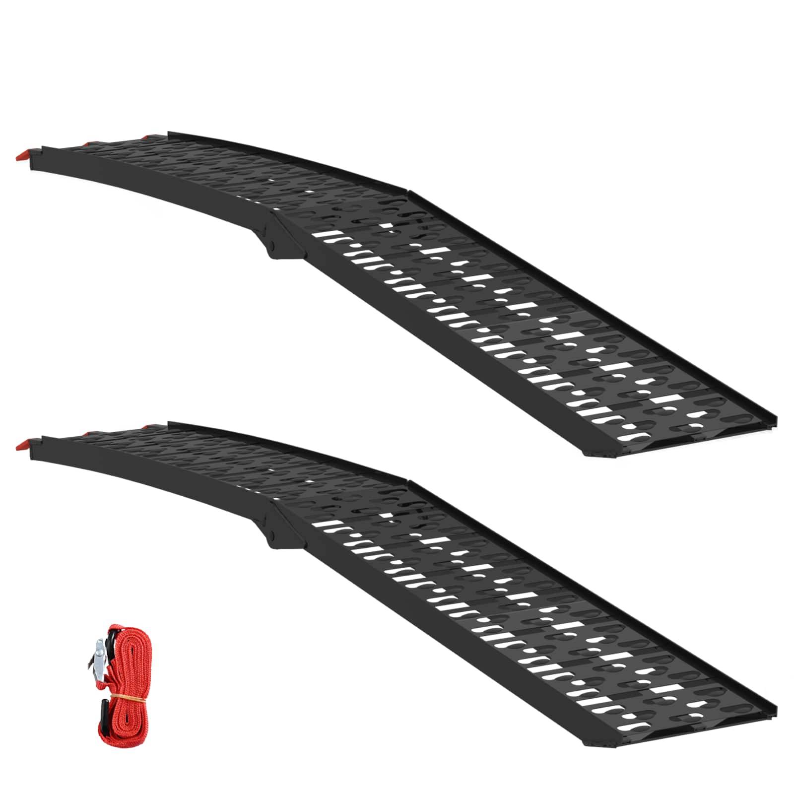 Zwei schwarze Metallrampen mit gelochter Oberfläche sind parallel angeordnet. Eine Rolle rotes Seil mit einer Klemme ist darunter platziert.