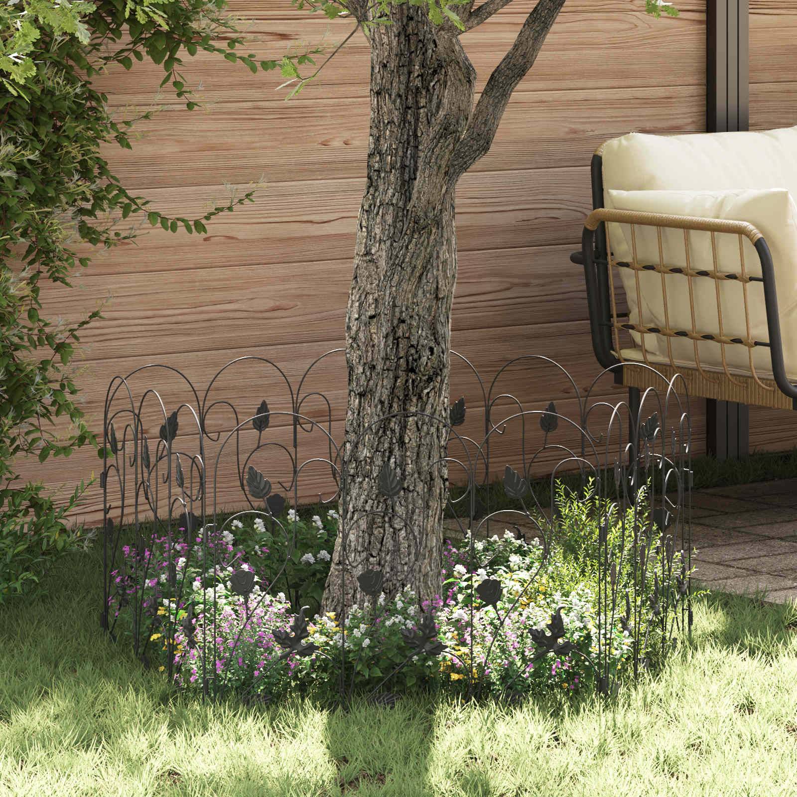 Ein Holzzaun mit Pflanzen, ein Baum und ein gelbes Schaukelsitzkissen schaffen eine ruhige Gartenumgebung.