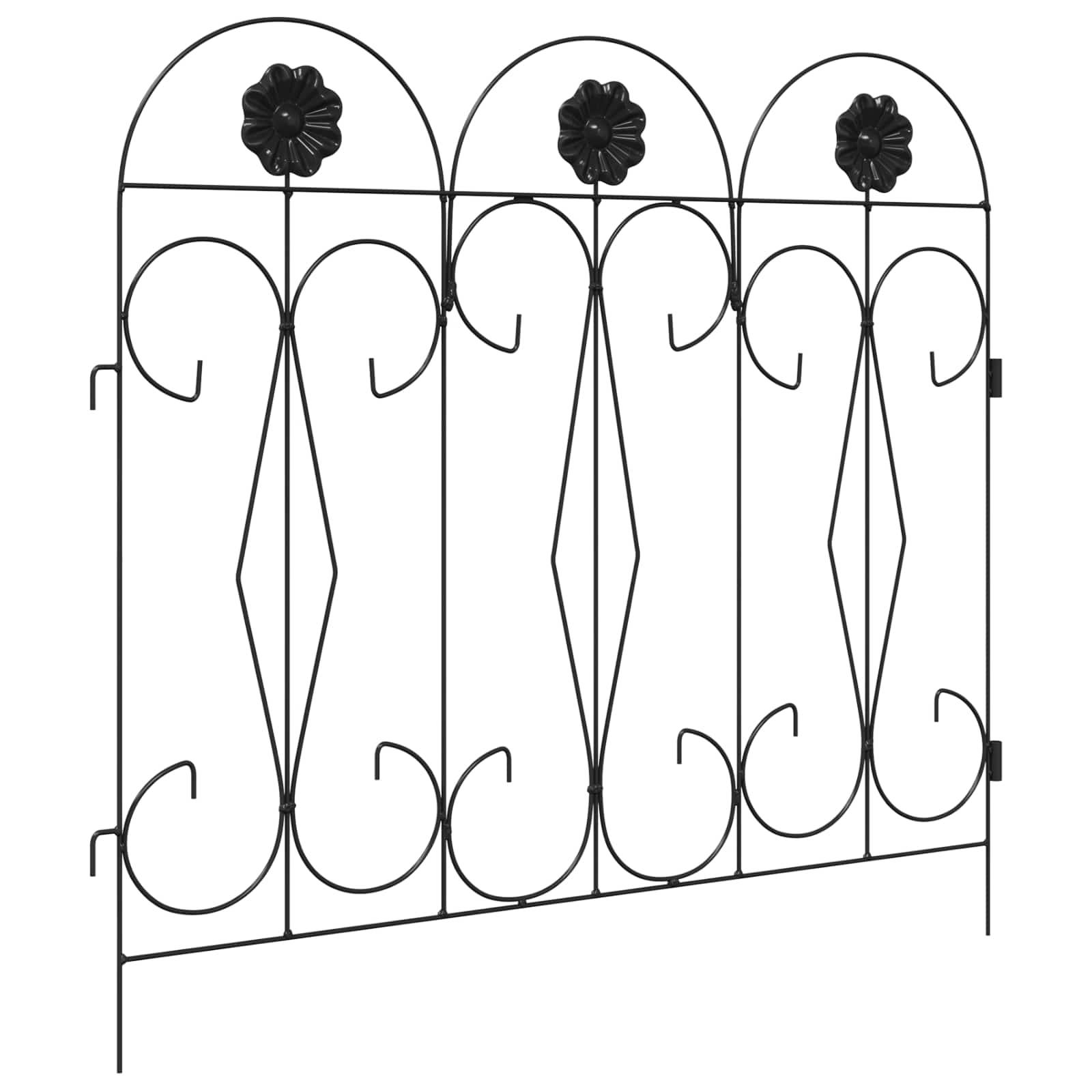 Schwarzes Schmiedeeisen-Gartenzaunpaneel mit drei Blumendesigns an der Oberseite, das durchgehend elegante Scrollmuster aufweist.