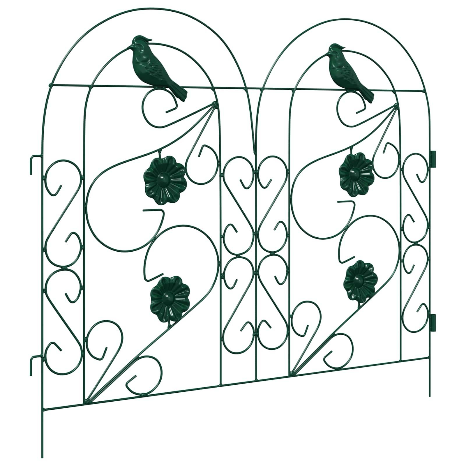Ein dekorativer grüner Metallzaun für den Garten mit Vogel- und Blumenmotiven und einem kunstvollen Schnörkeldesign.