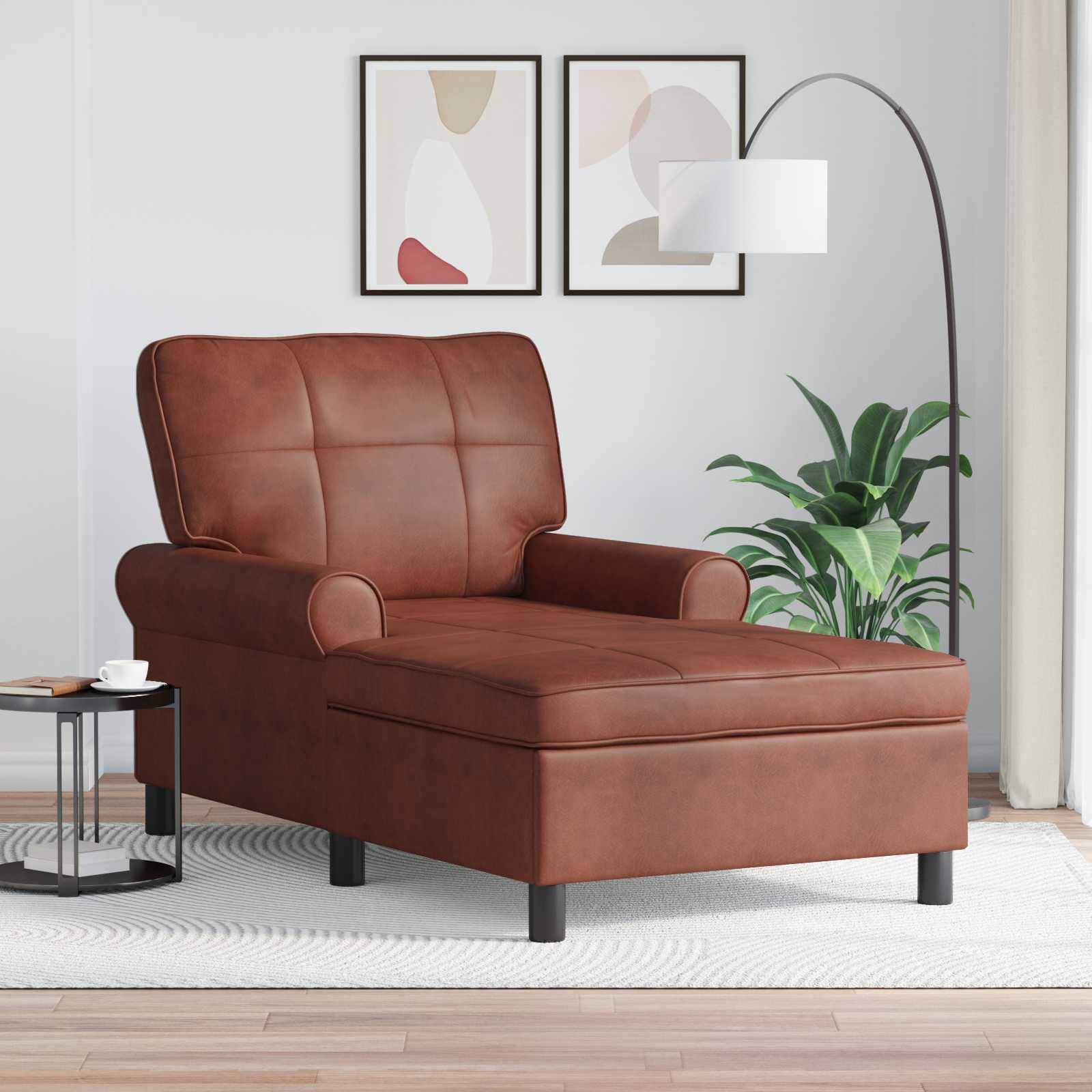 Ein braunes Ledersofa mit Chaiselongue steht in einem modernen Wohnzimmer. Ein runder Beistelltisch hält eine Tasse. Zwei abstrakte Kunstwerke hängen an der Wand.