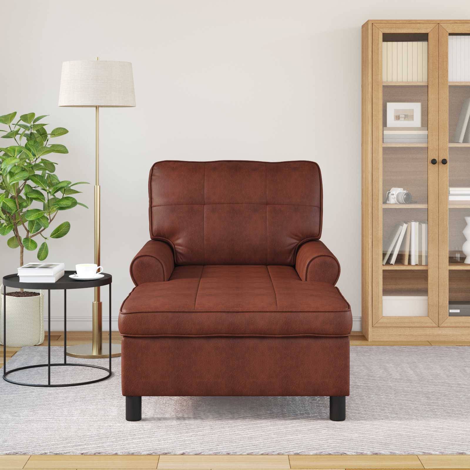 Ein brauner Ledersessel, zentriert im Wohnzimmer, flankiert von einer Stehlampe und einem Beistelltisch mit Pflanzen, vor einem Schrank und einer neutralen Wand.