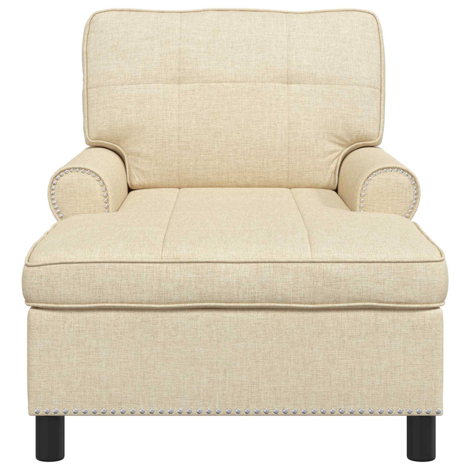 Ein beige Sessel mit gepolsterter Rückenlehne und Sitzfläche, mit Nietendetails an den Armlehnen und schwarzen Beinen, von vorne betrachtet.
