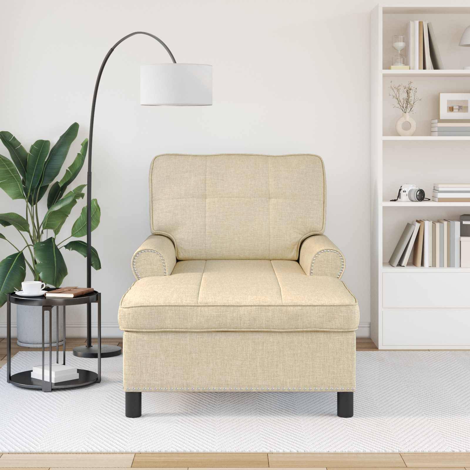 Ein beiges Sessel in einem hellen Wohnzimmer mit einer Stehlampe, einer Pflanze und einem Bücherregal. Die Umgebung ist gemütlich und modern.