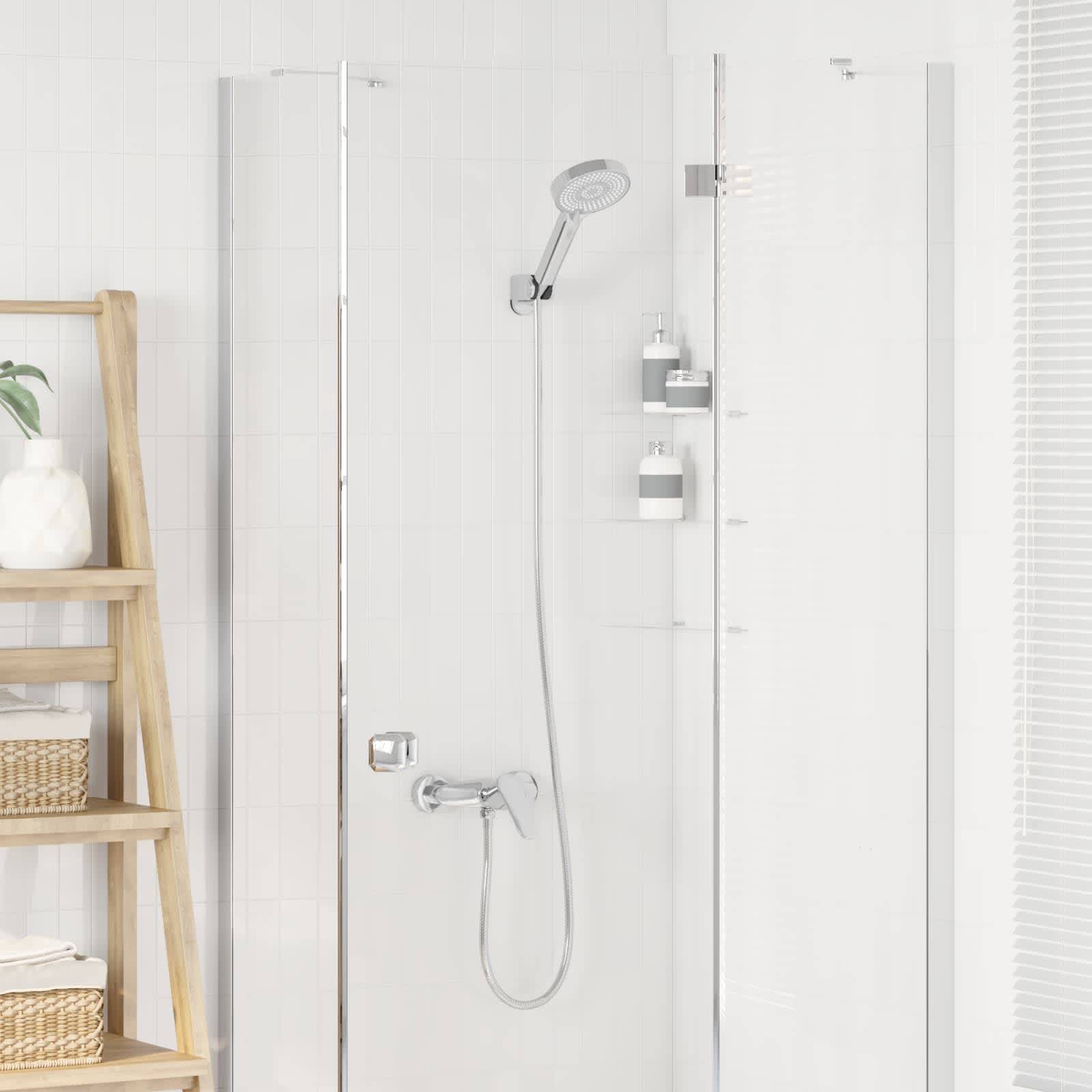 Ein modernes Badezimmer verfügt über eine Dusche aus Glas mit Chrom-Armaturen, einem Holzregal mit Handtüchern und Körben sowie zwei wandmontierte Seifenspender.