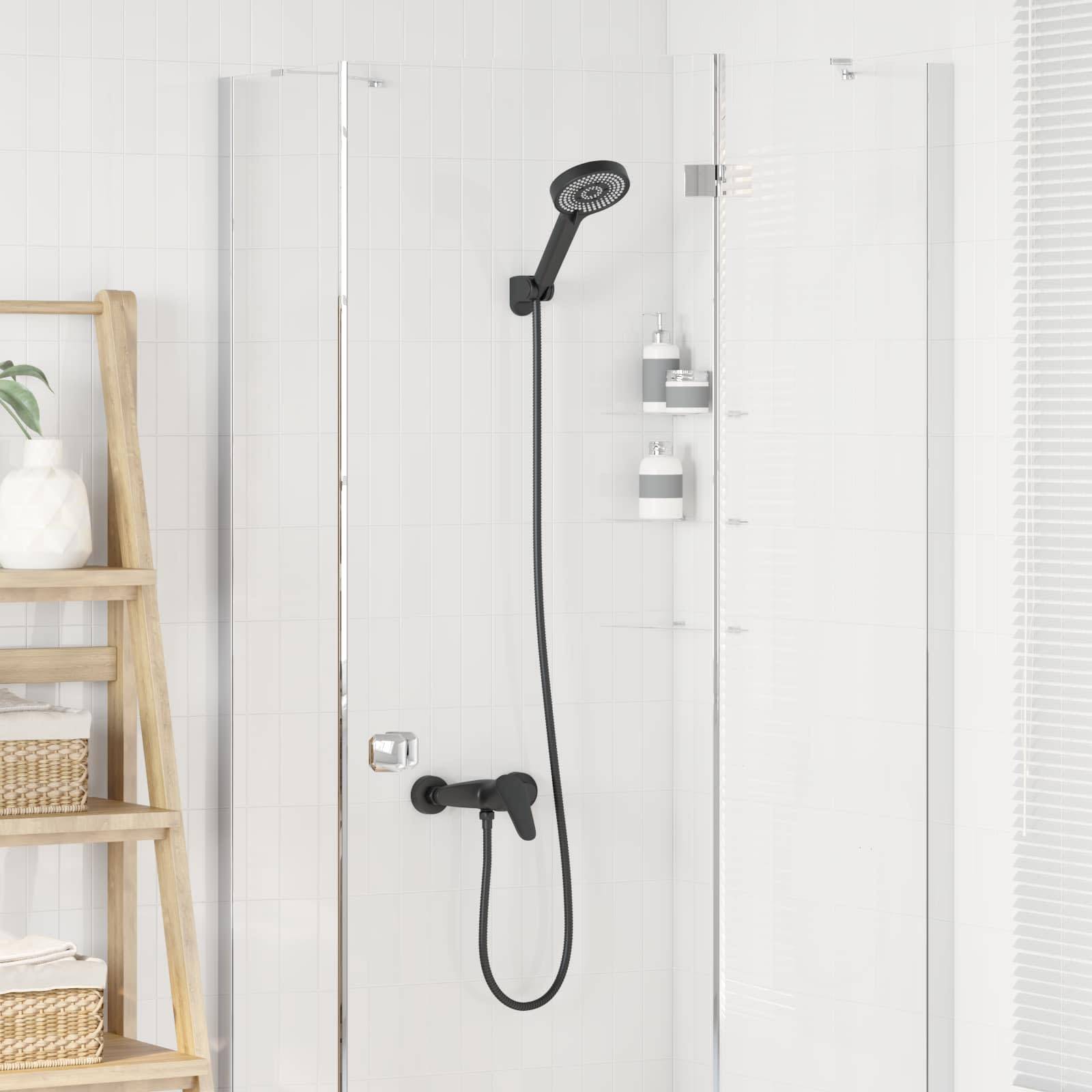 Ein modernes Badezimmer mit einer Glasduschkabine, schwarzer Duschbrause und Wasserhahn. Regale mit Handtüchern und Dekoration befinden sich links.