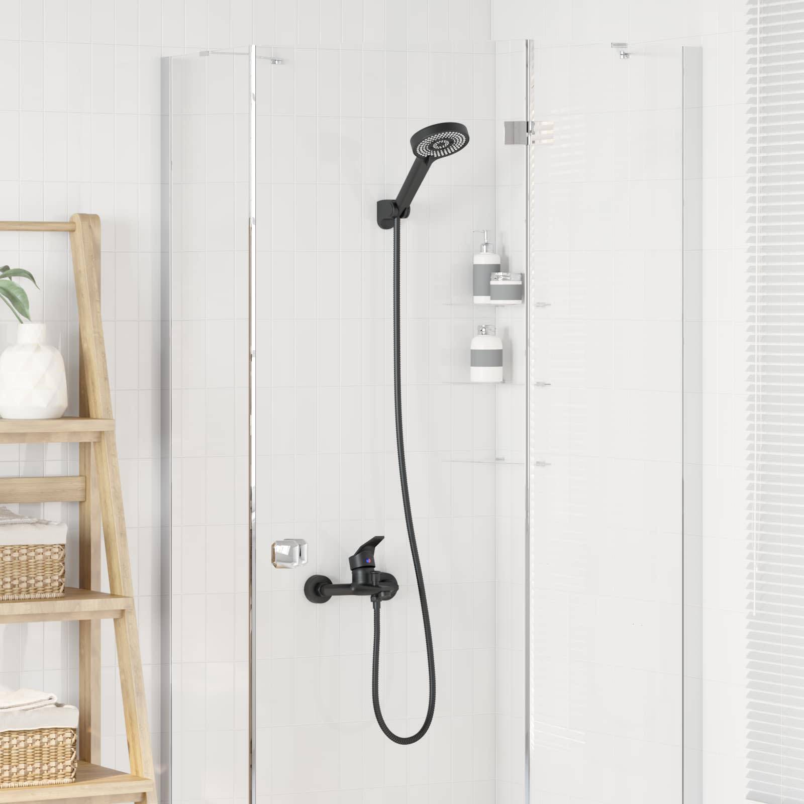 Ein modernes Badezimmer mit einer Glasschiebetür für die Dusche, einem schwarzen Duschkopf und einem Holzleiterregal, das Handtücher und Pflanzen trägt.