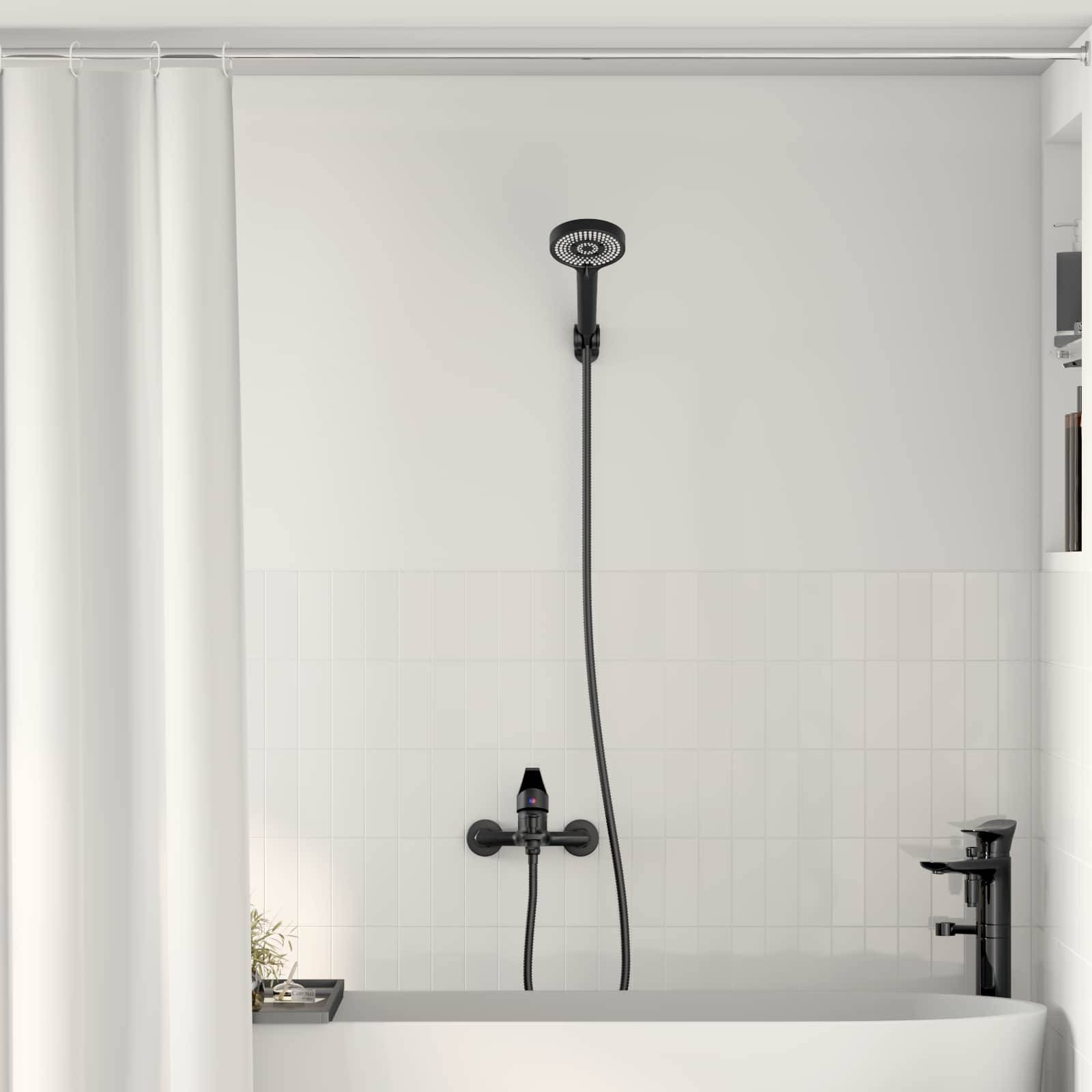 Ein weißes Badezimmer zeigt eine vertikale Duschbrause mit schlankem, modernem Design, die über einer Badewanne mit einem schwarzen Wasserhahn positioniert ist.