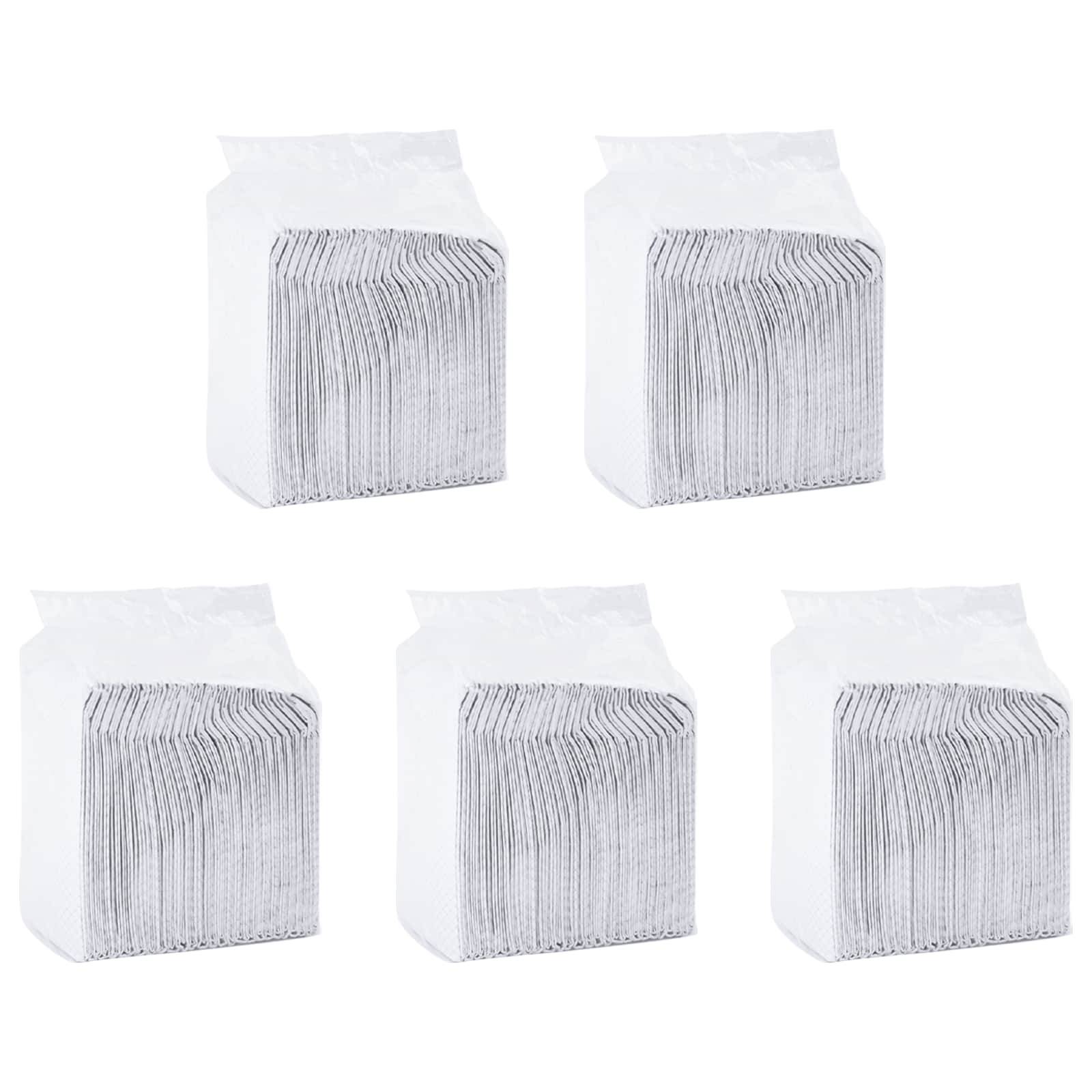 Fünf Bündel gestapelter, weißer Servietten in transparenter Plastikverpackung, gleichmäßig auf einem weißen Hintergrund verteilt.