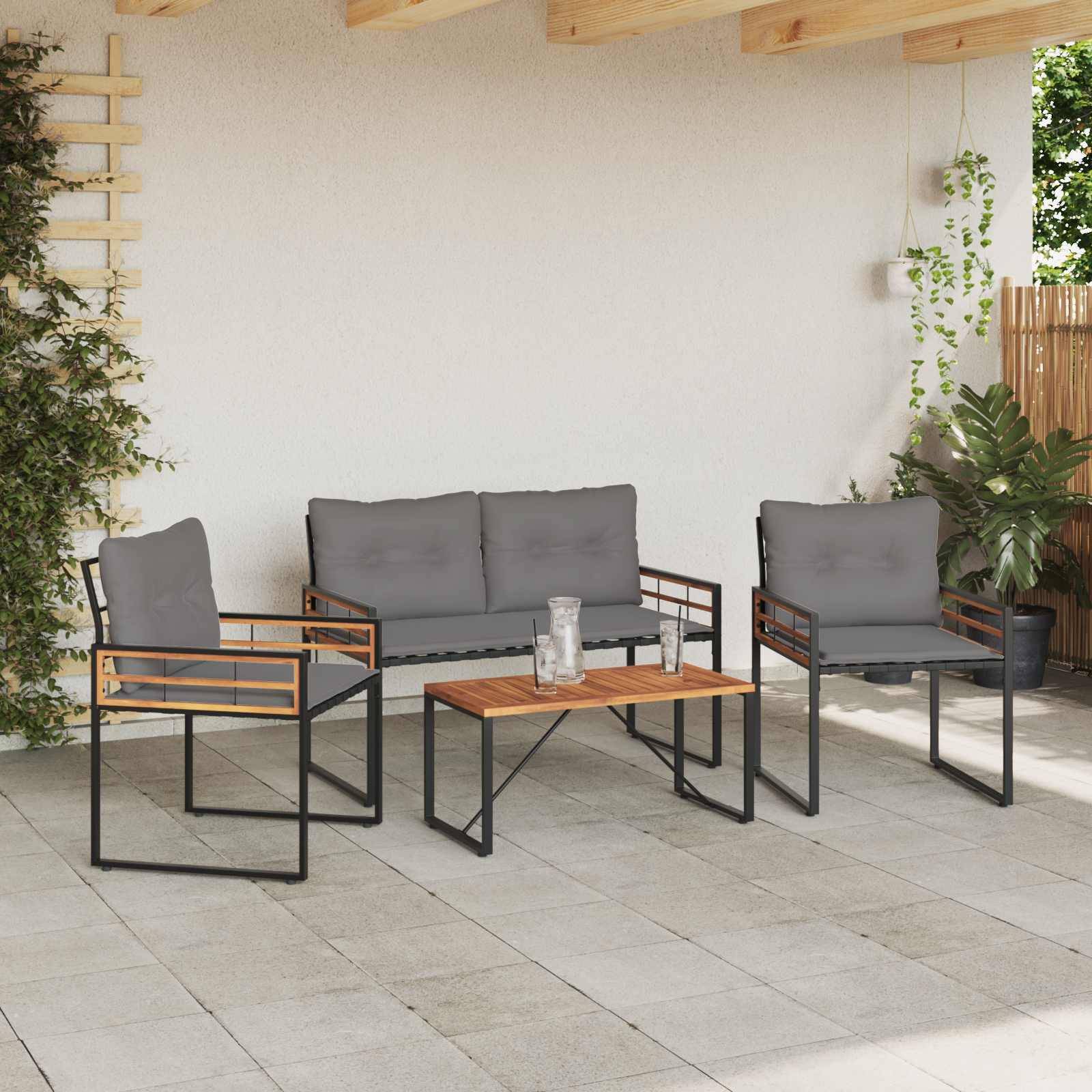 Outdoor-Terrassenset mit grauer gepolsterter Couch, zwei passenden Stühlen und einem Holzcouchtisch auf gefliesten Böden, umgeben von Pflanzen.
