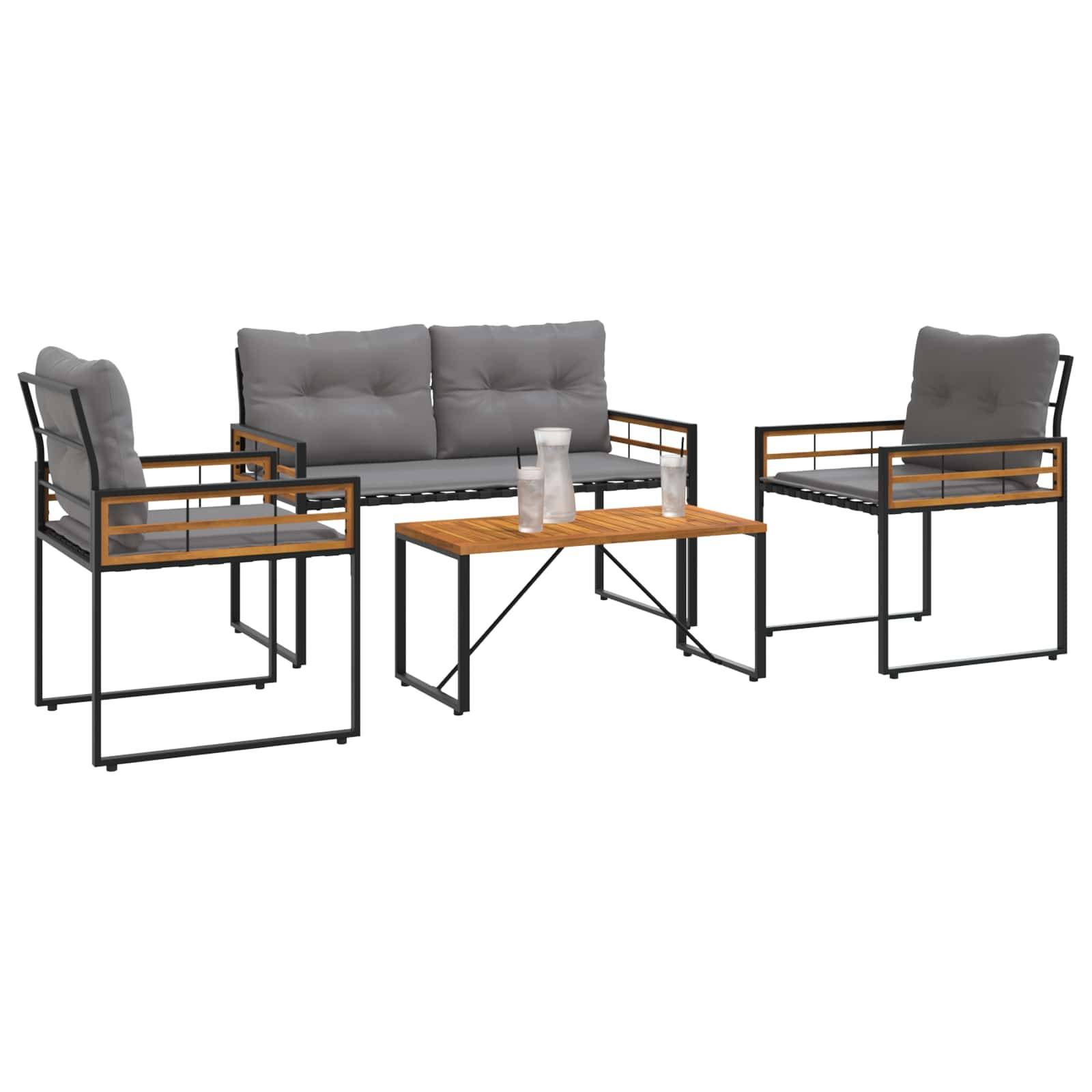 Outdoor-Möbelset mit einem Sofa, zwei Stühlen und einem Couchtisch. Ausgestattet mit Holzarmlehnen, Metallrahmen und grauen Kissen.