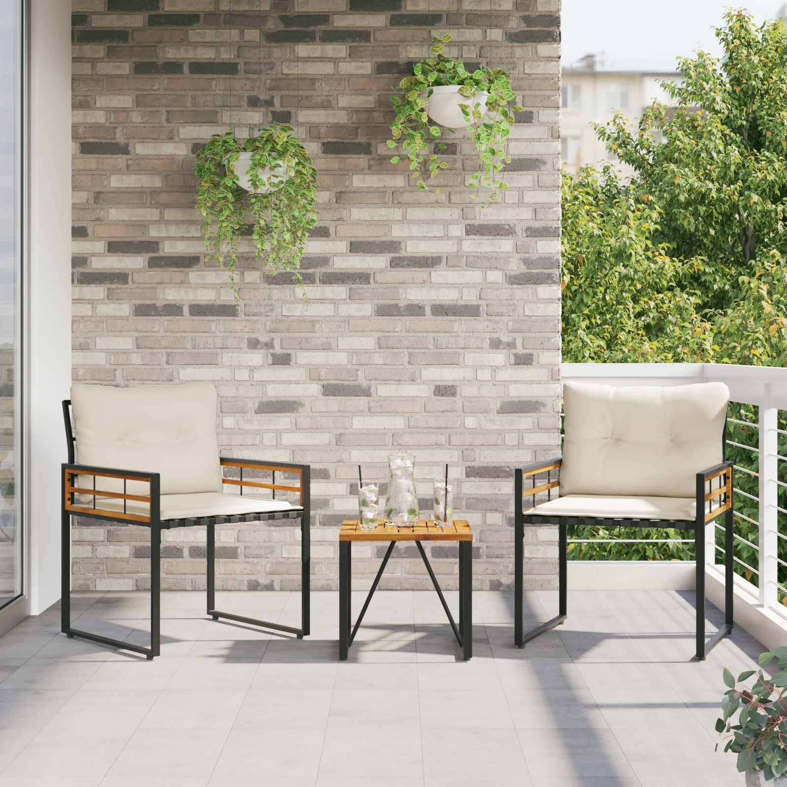 Zwei Stühle mit Kissen und ein kleiner Tisch auf einem Balkon mit Ziegelwandhintergrund; Pflanzen hängen darüber; Bäume sind im Hintergrund sichtbar.