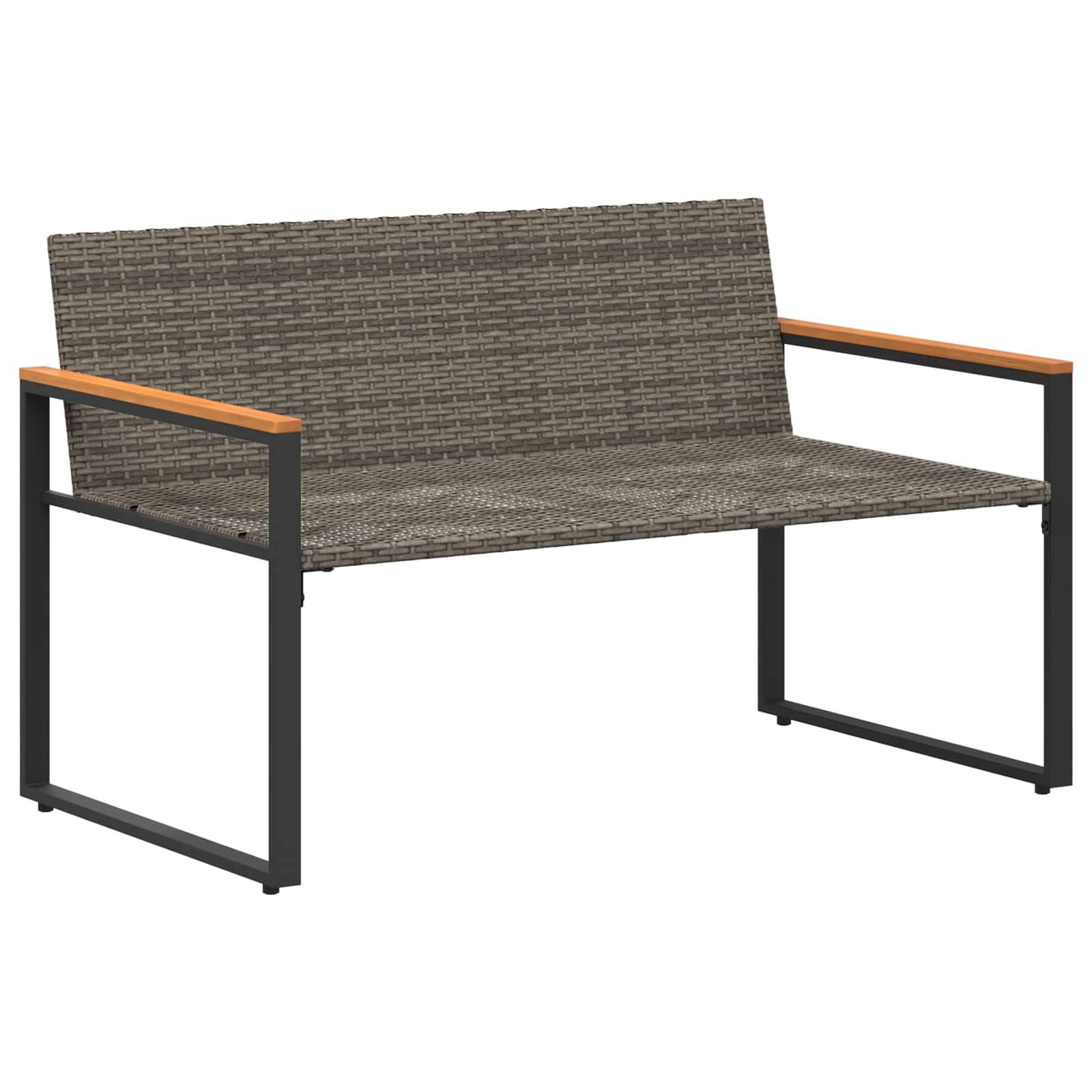 Eine Zweisitzer-Gartenbank mit geflochtenem Rattansitz und -rückenlehne, ausgestattet mit einem Metallgestell und Holzarmlehnen, ideal für den Einsatz im Freien.