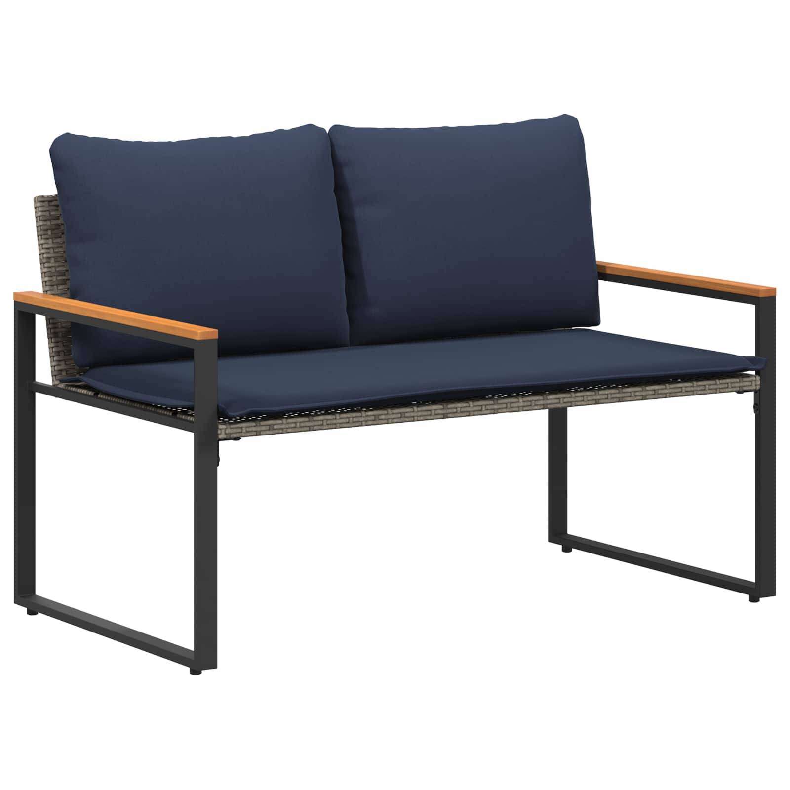 Eine moderne Outdoor-Sitzbank mit Metallrahmen, Holzarmlehnen und marineblau gefüllten Polstern, die für zwei Personen konzipiert ist.