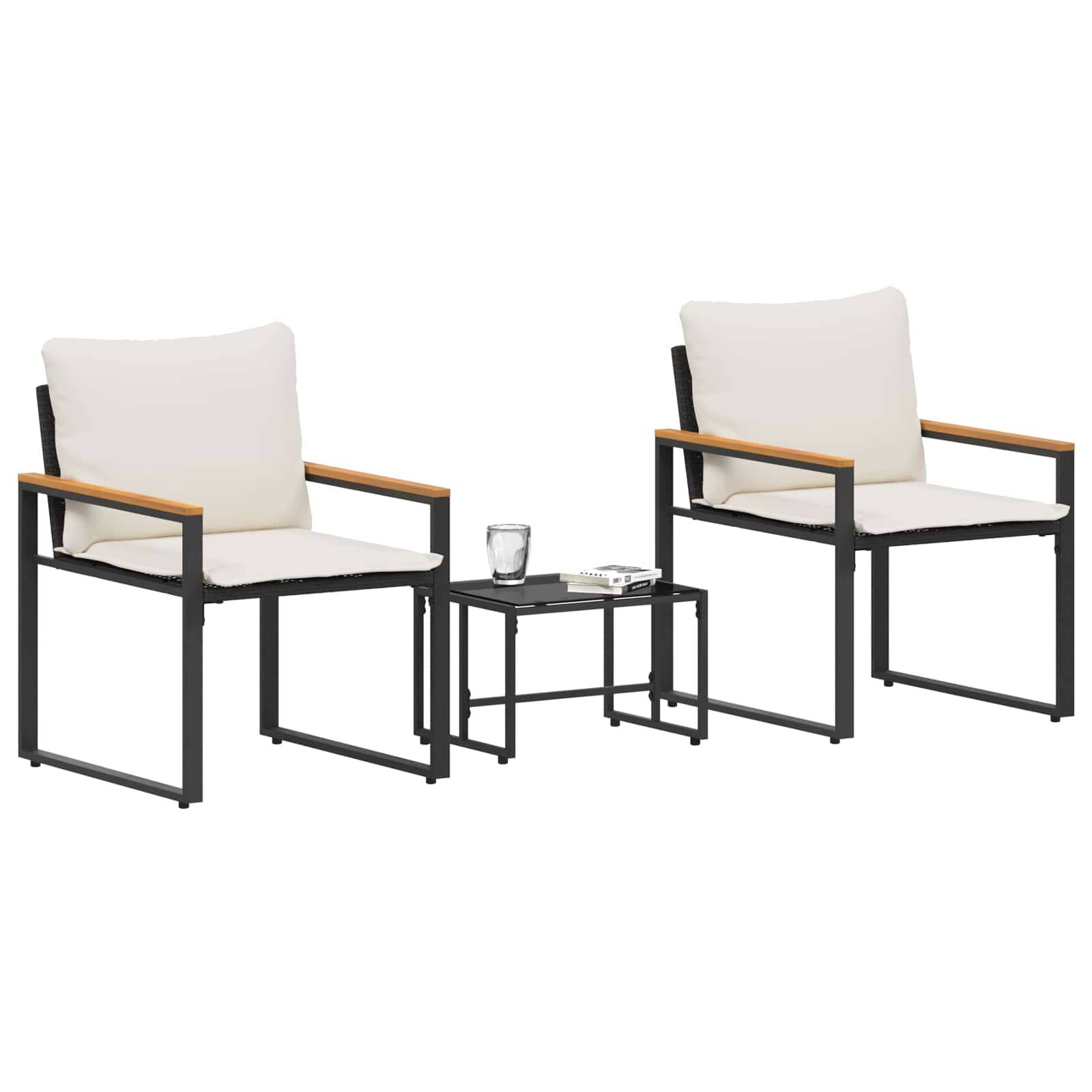 Zwei gepolsterte Gartenstühle mit Holzarmlehnen und schwarzen Metallgestellen rahmen einen kleinen schwarzen Tisch ein, auf dem ein Glas und ein Buch stehen.