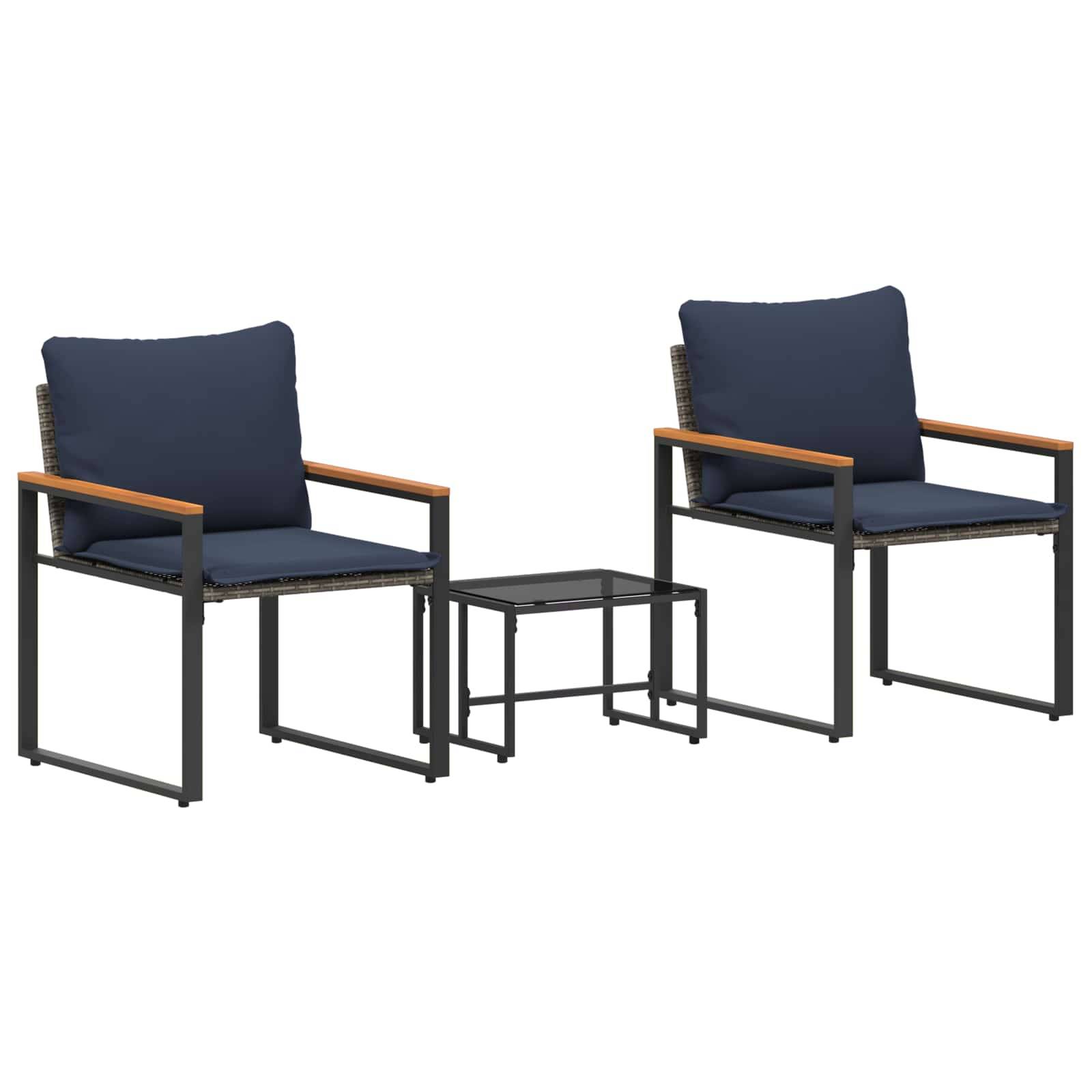 Zwei blau gepolsterte Gartenstühle mit Holmarmlehnen rahmen einen kleinen schwarzen Metalltisch ein, der sich für Sitzgelegenheiten im Freien eignet.