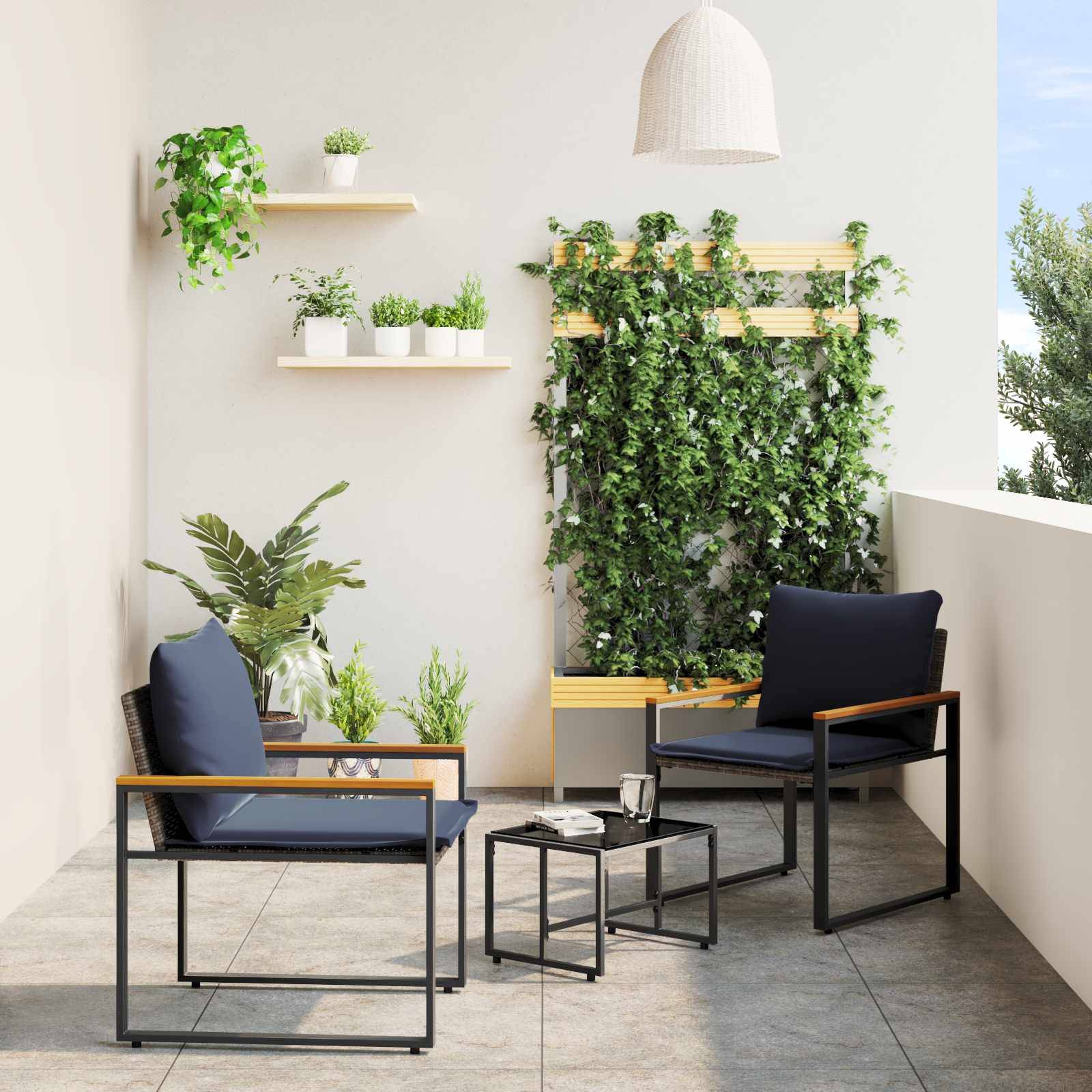 Eine moderne Terrasse mit zwei schwarzen Stühlen, einem kleinen Tisch und einer vertikalen Gartenwand. Regale mit Pflanzen bringen Grün in den gefliesten Raum.